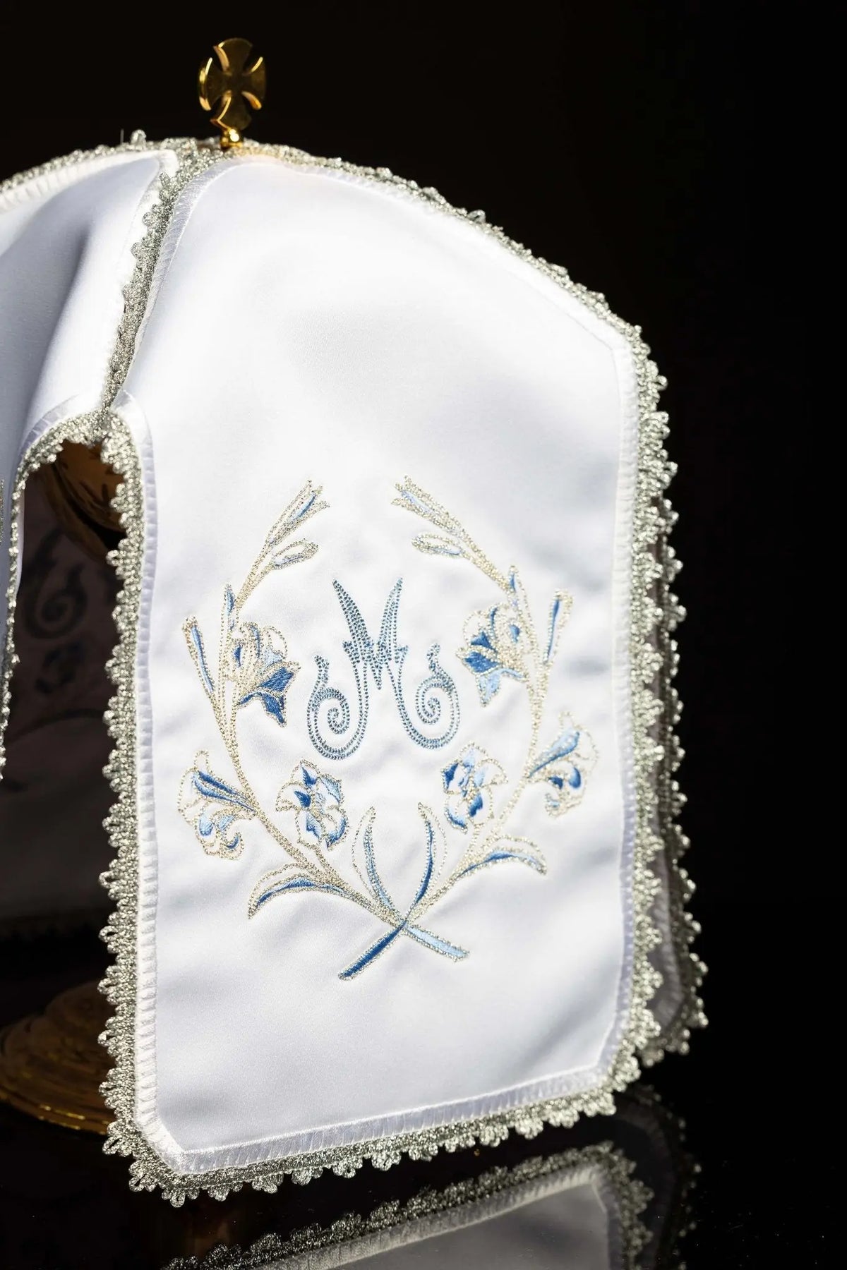 Blanc voile de ciboire avec broderie mariale argentée et monogramme M, vue frontale