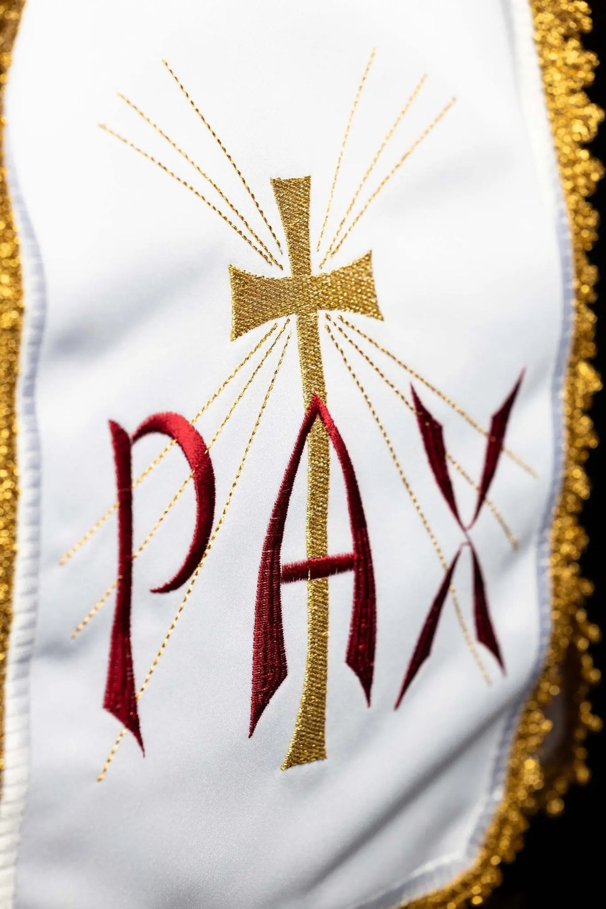 Blanc voile de ciboire avec broderie PAX et croix rayonnante, gros plan