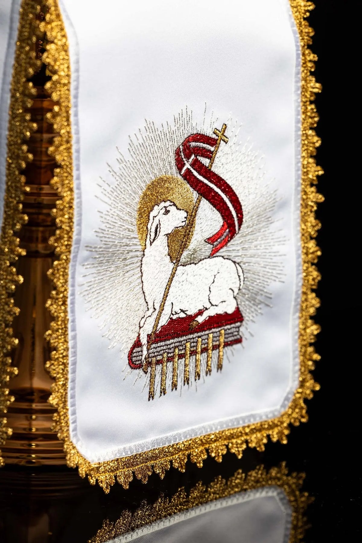 Blanc voile de ciboire avec l’Agneau de Dieu brodé, gros plan