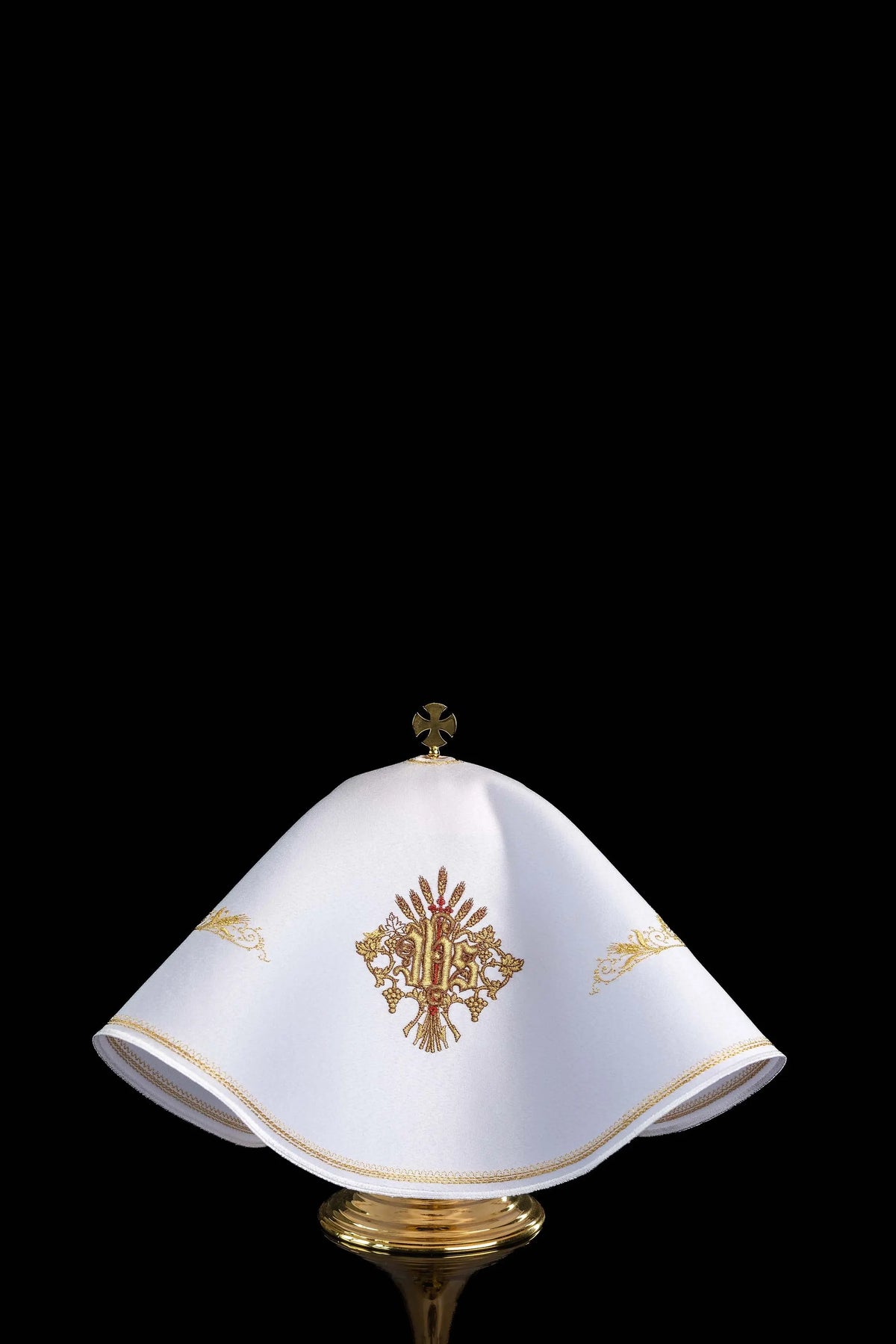 Blanc voile de ciboire rond avec monogramme IHS et Sacré-Cœur de Jésus, vue de face