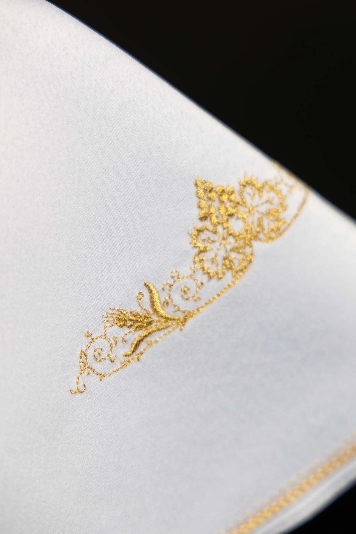 Blanc voile de ciboire avec motif floral doré, gros plan latéral