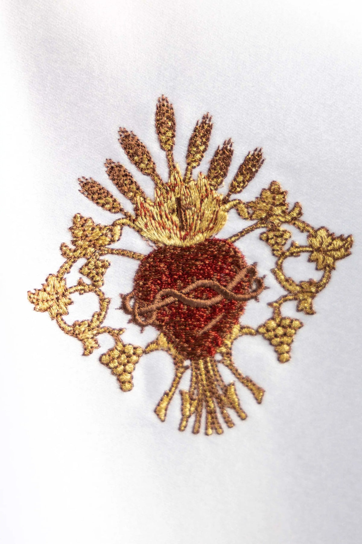 Blanc voile de ciboire avec Sacré-Cœur de Jésus, gros plan de la broderie