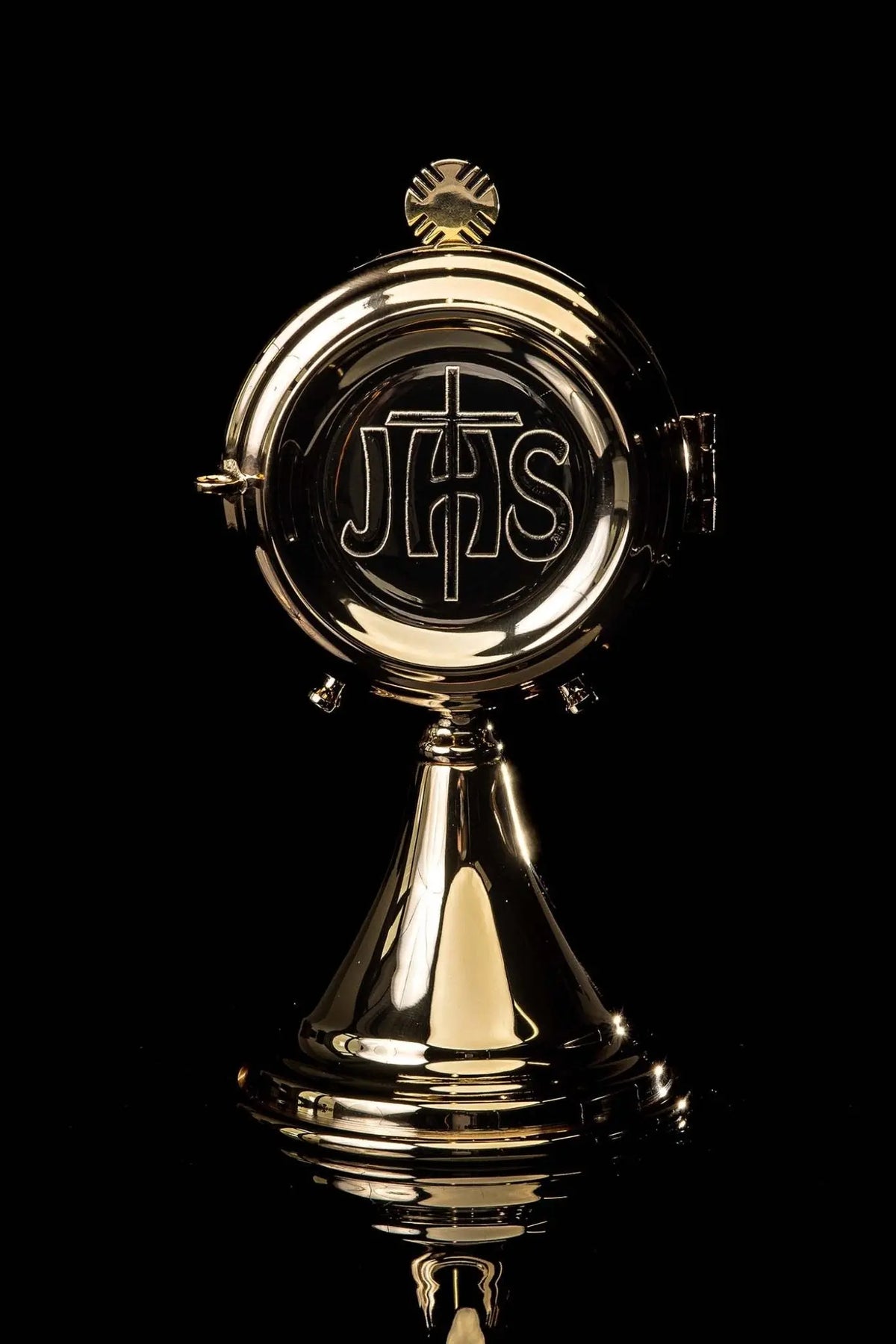 Doré custode en laiton faite à la main, surmontée d’une croix, vue de face avec monogramme JHS