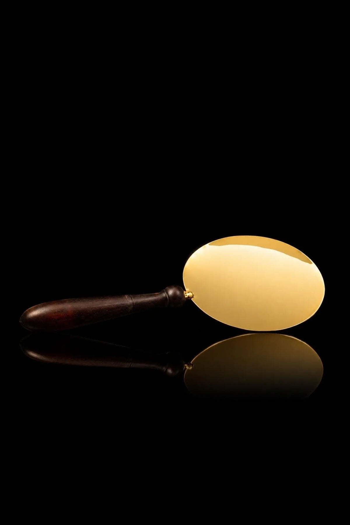 Dorée patène de communion fabriquée à la main avec manche en bois, vue de côté