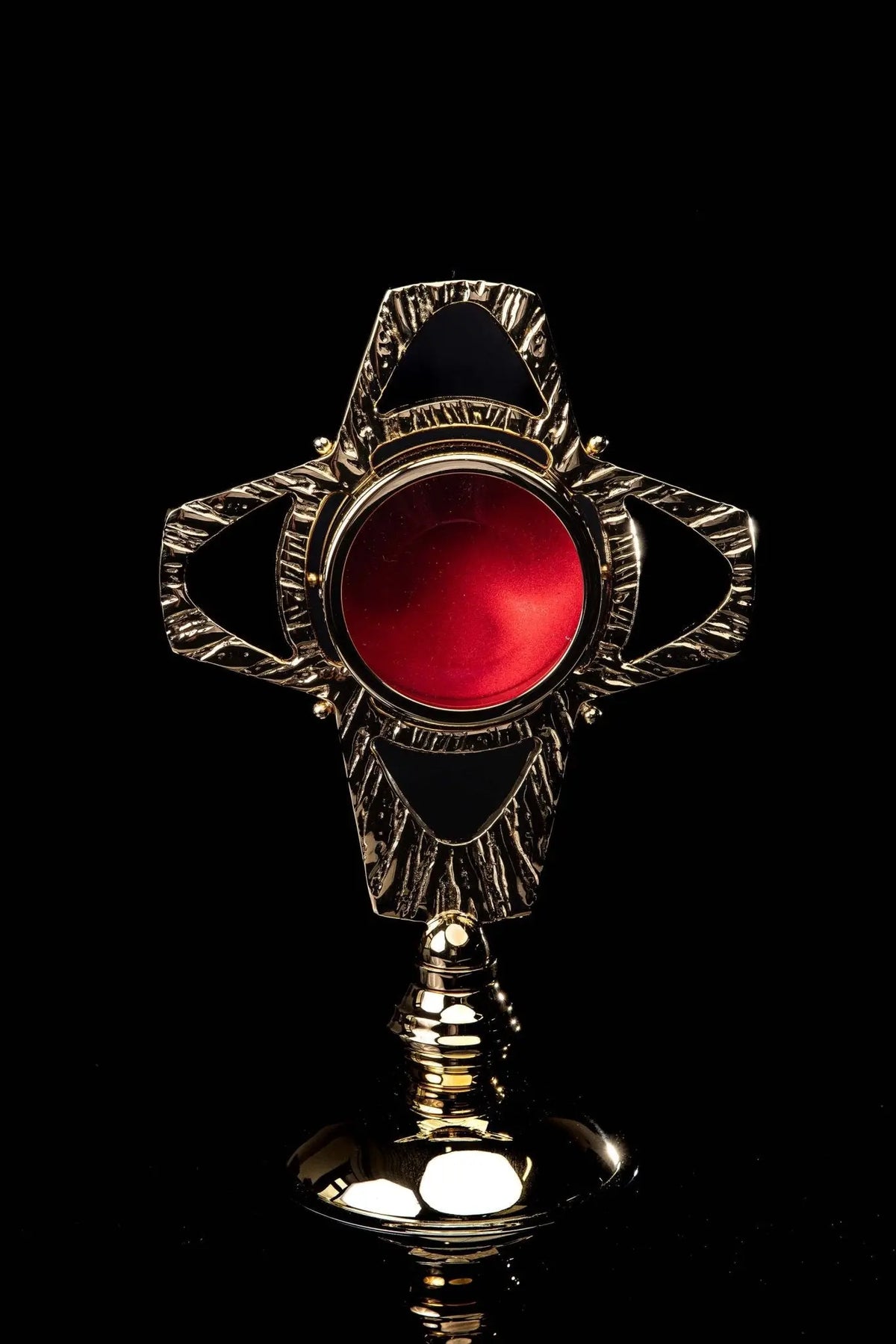 Reliquaire artisanal en laiton doré en forme de croix, 27 cm, avec médaillon rouge, vue de face