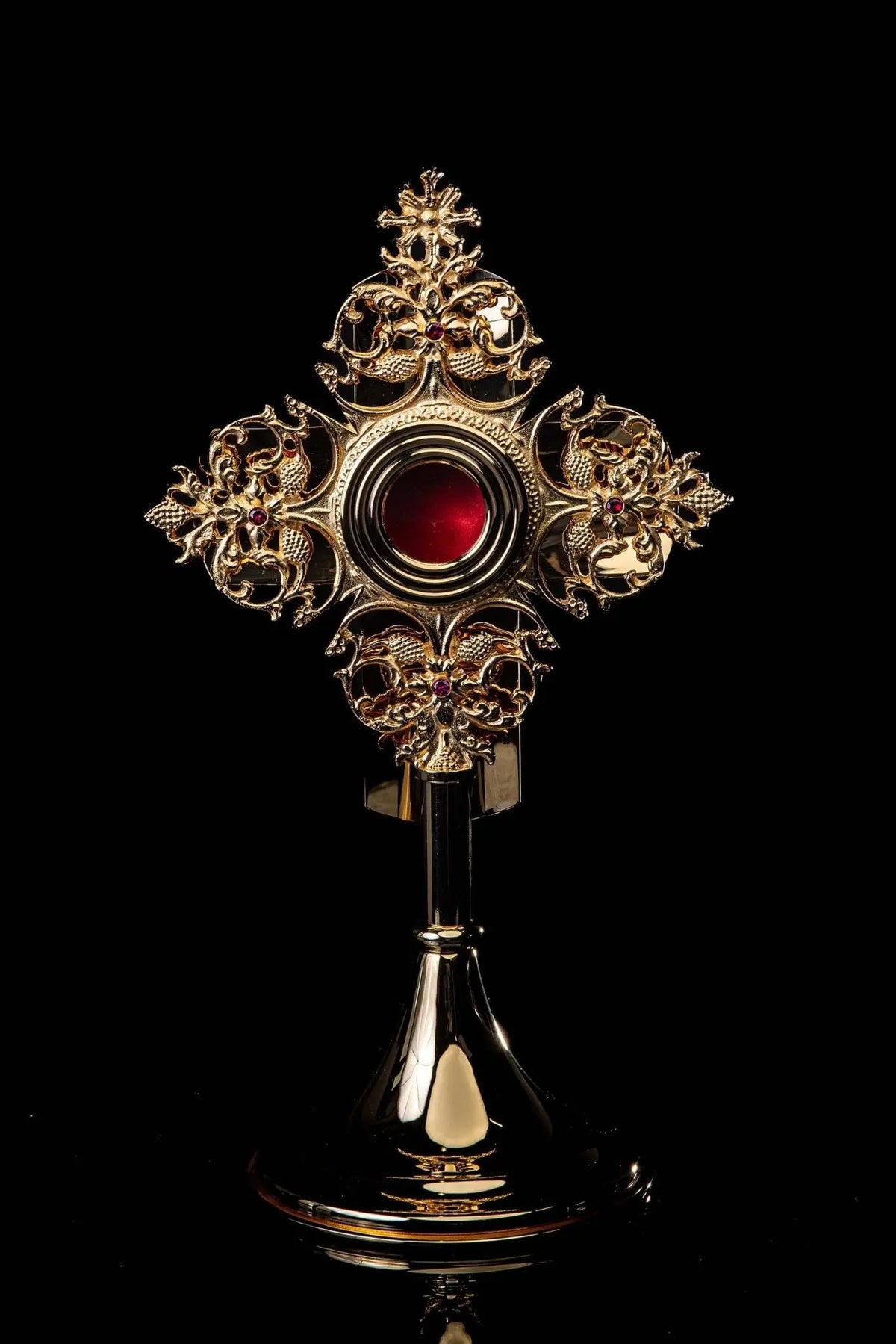 Doré reliquaire en laiton doré fait main de 33 cm avec ornements floraux et cabochon rouge, vue de face