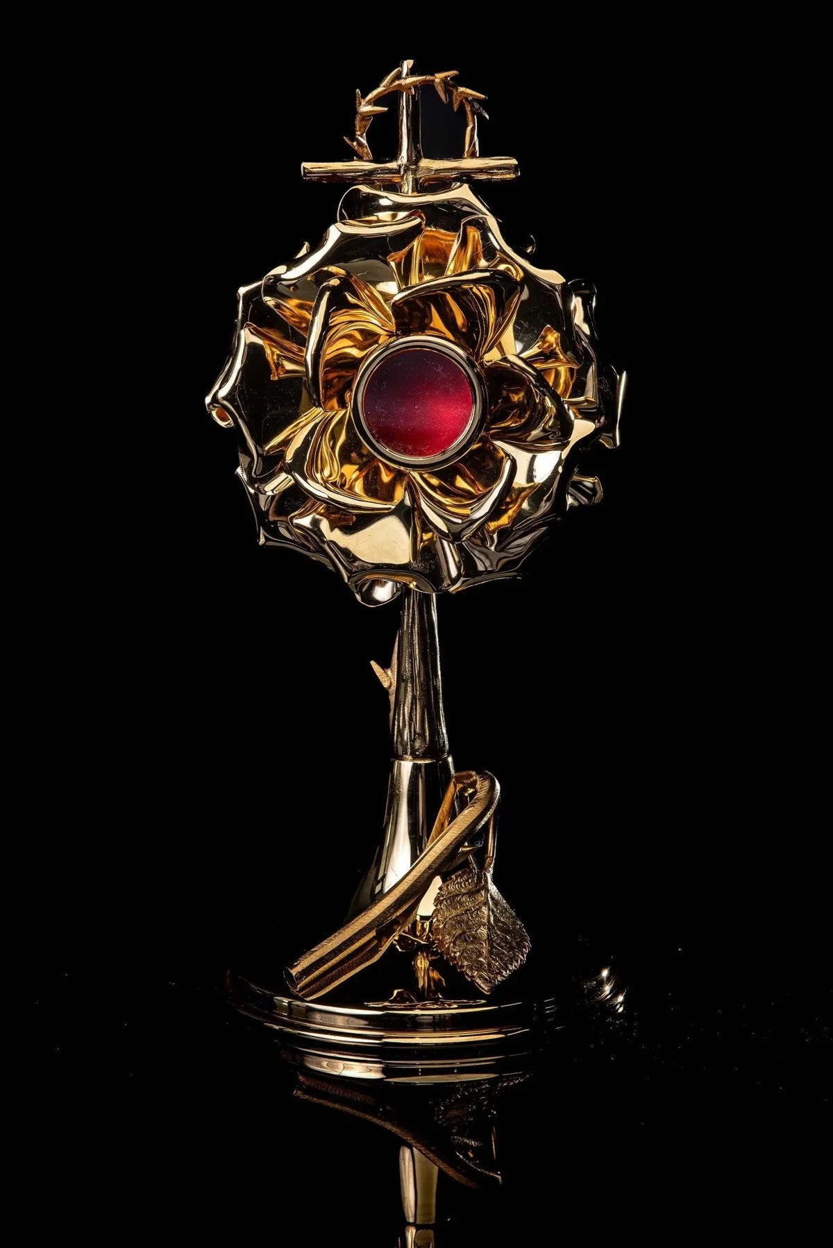 Reliquaire en laiton doré avec croix et couronne d’épines, vue de face