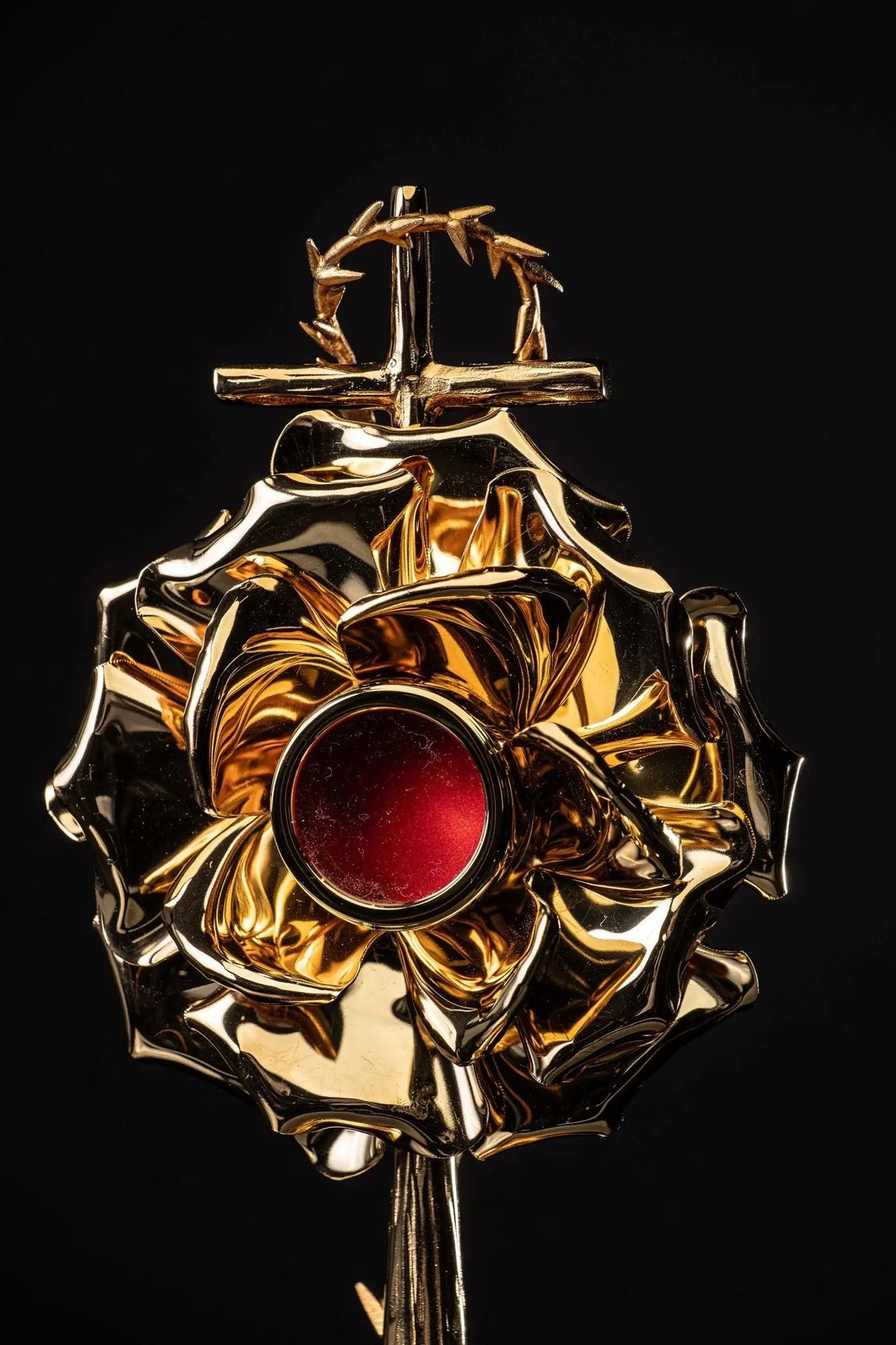 Reliquaire doré avec croix et couronne d’épines, gros plan de face