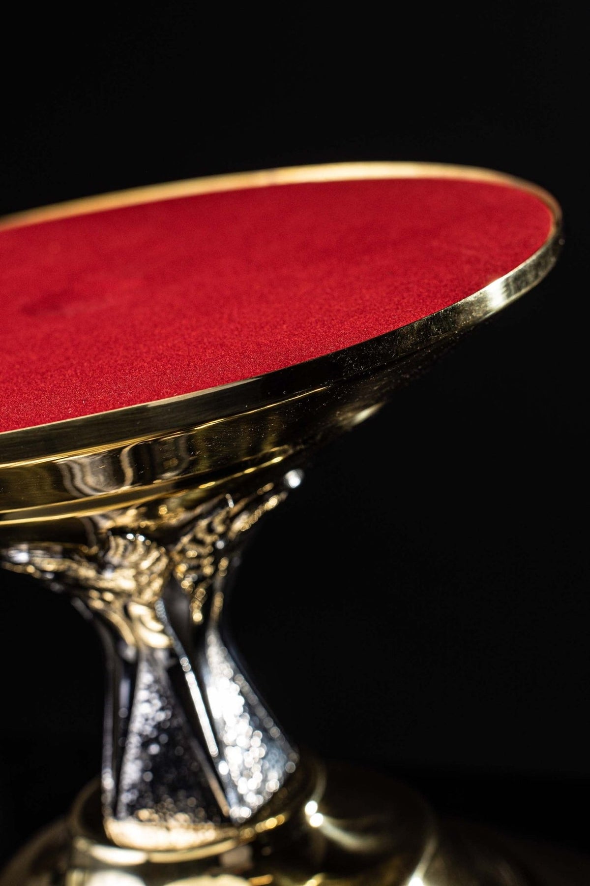 Rouge trône d’exposition avec motif d’ange, détail latéral en gros plan