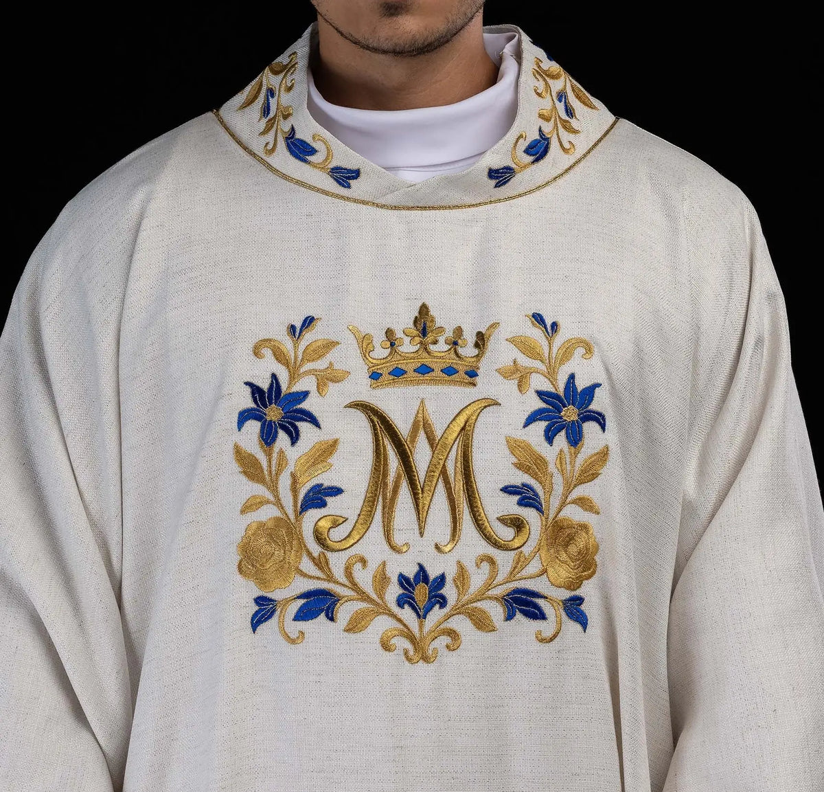 Dalmatique écrue avec monogramme « M » brodé, vue rapprochée du col brodé