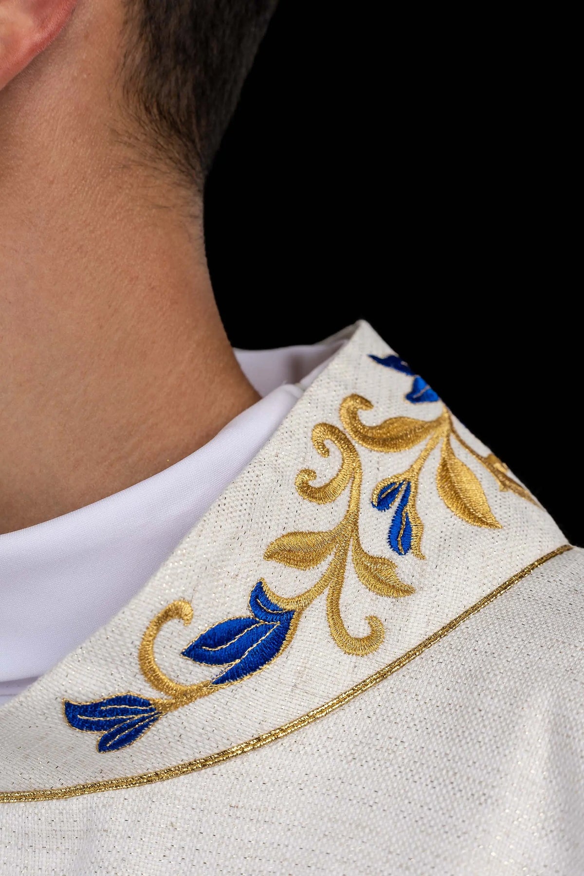 Dalmatique écrue avec monogramme « M » brodé, détail du col et de la broderie florale