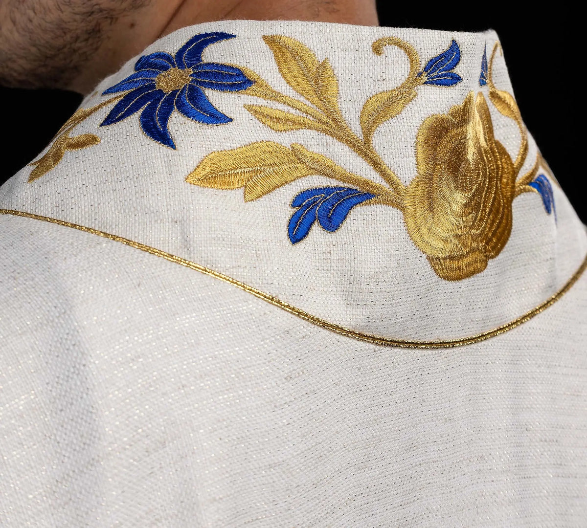 Dalmatique écrue avec monogramme « M » brodé, détail du col au dos