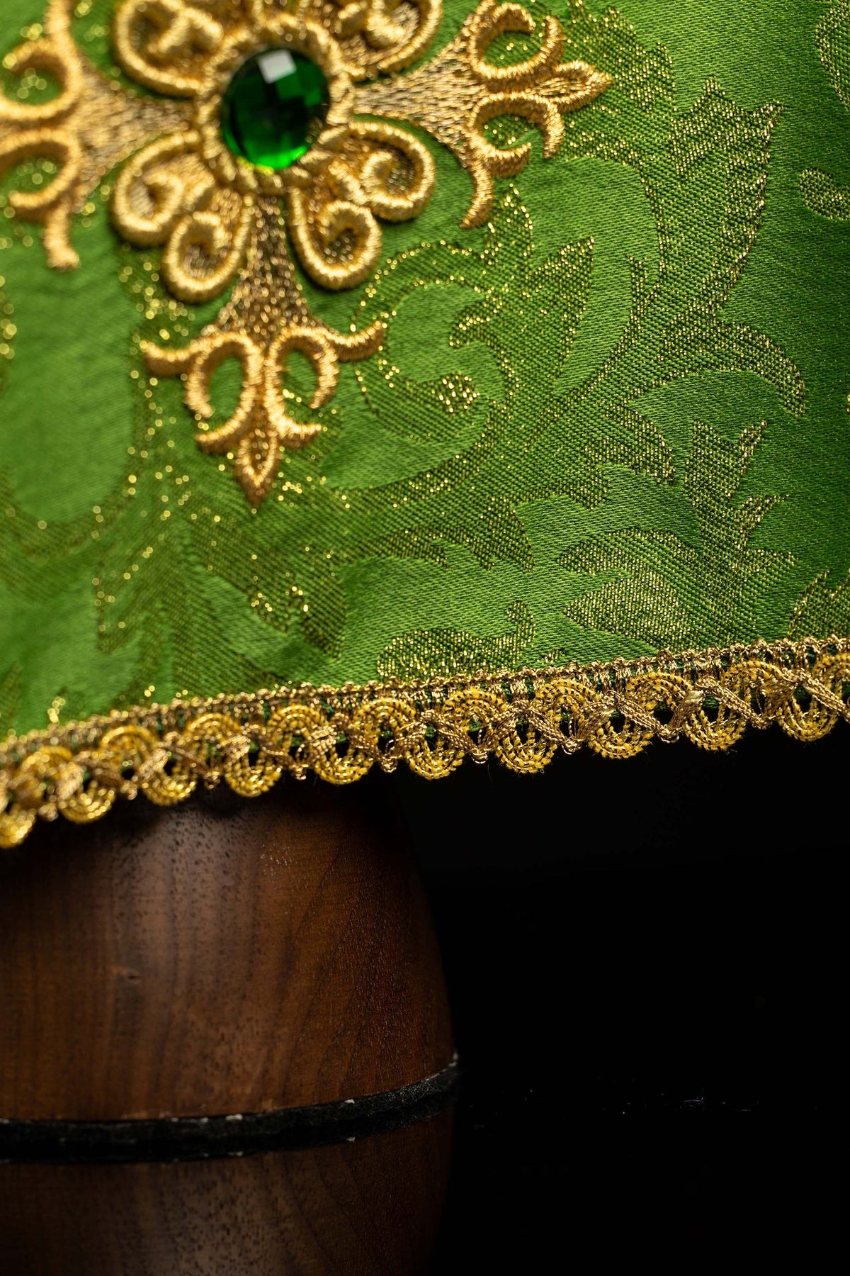 Vert voile de calice avec bordure dorée, gros plan
