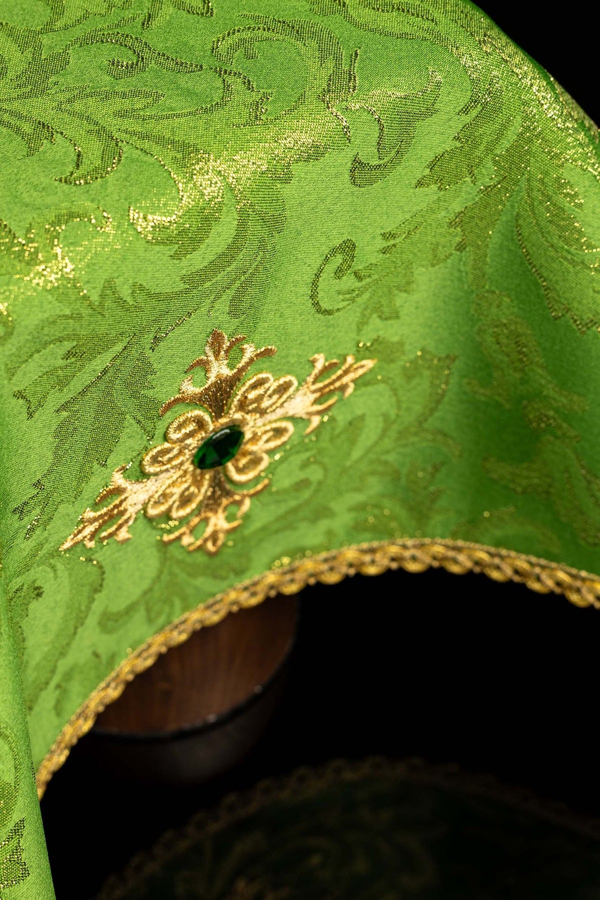 Vert voile de calice avec croix brodée dorée, vue rapprochée