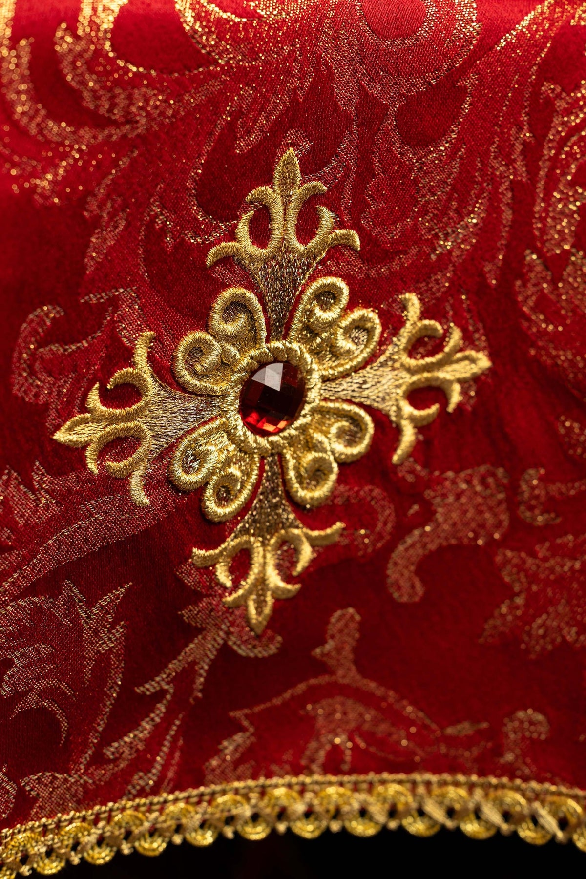 Rouge voile de calice avec croix brodée et pierre décorative, gros plan