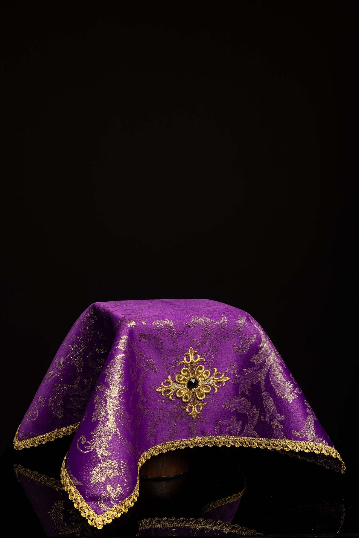 Voile de calice pour l’Avent et le Carême, violet et brodé d’une croix, vue d’ensemble