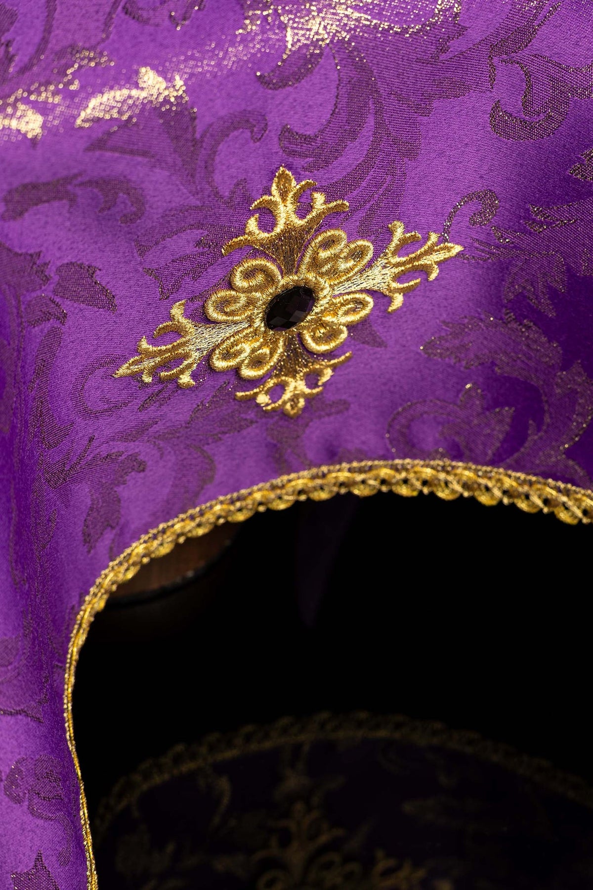 Violet voile de calice brodé d’une croix, détail du motif et de la bordure