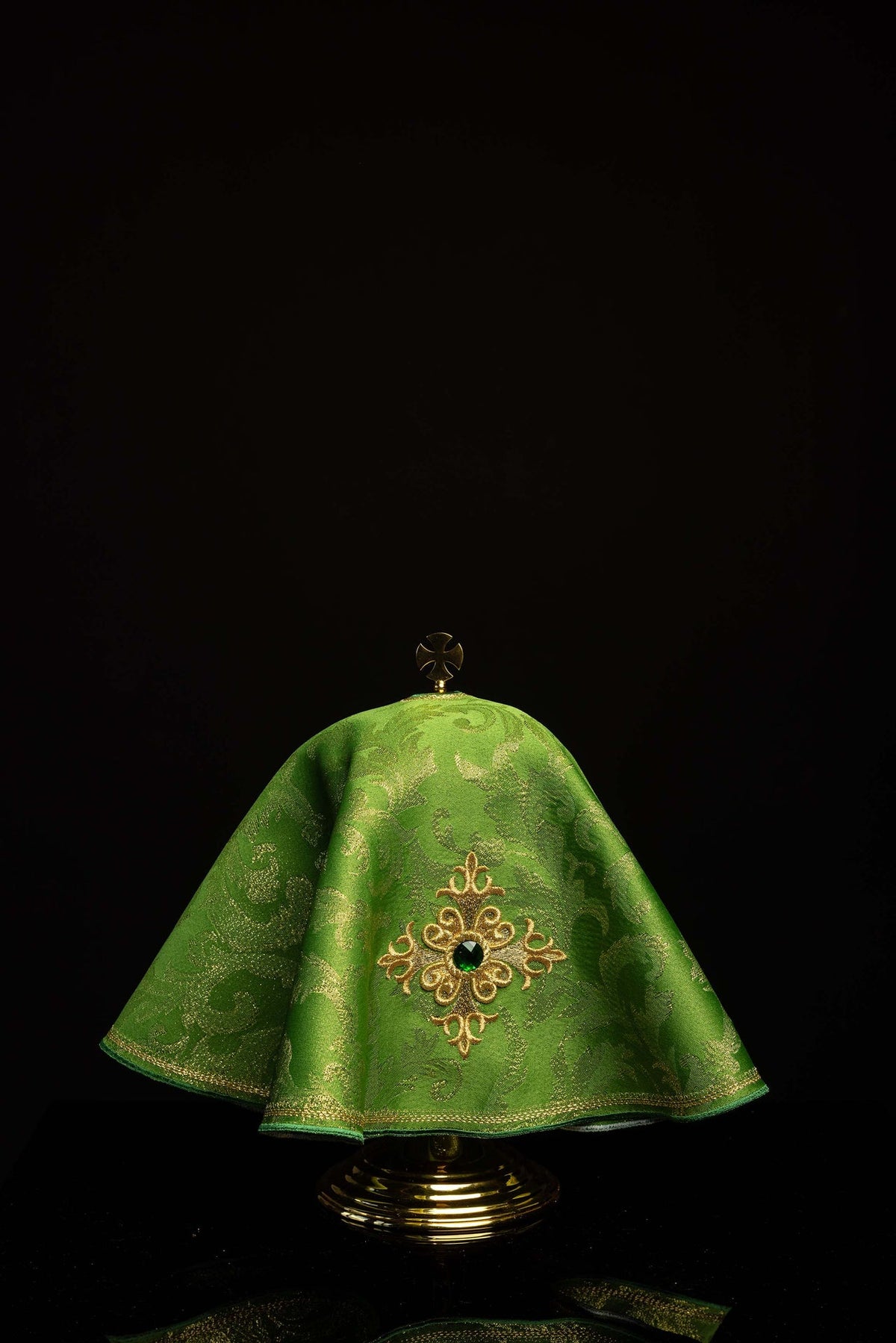 Vert voile de ciboire pour le temps ordinaire avec une croix brodée, vue de face