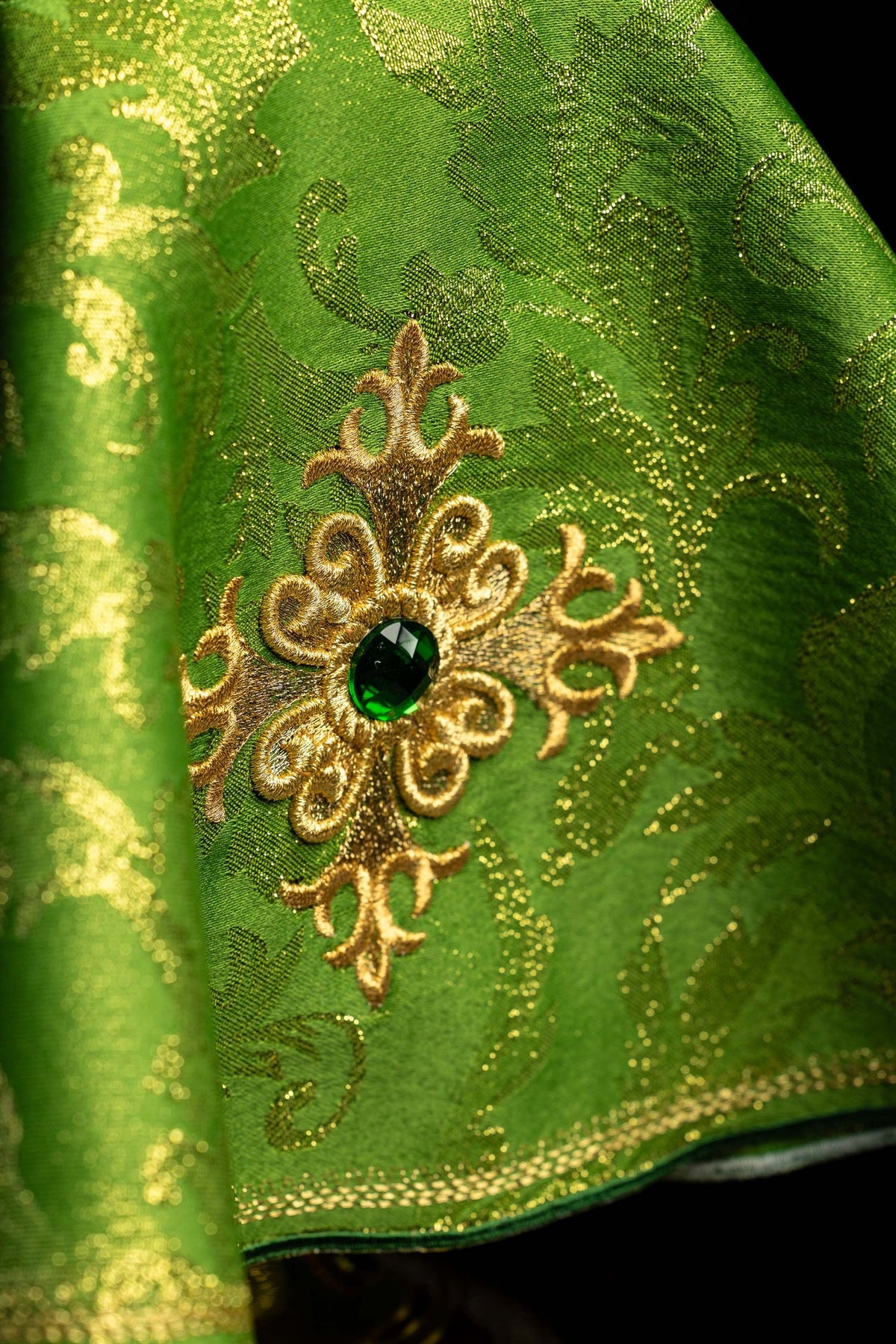 Vert voile de ciboire avec croix brodée et pierre verte, gros plan latéral