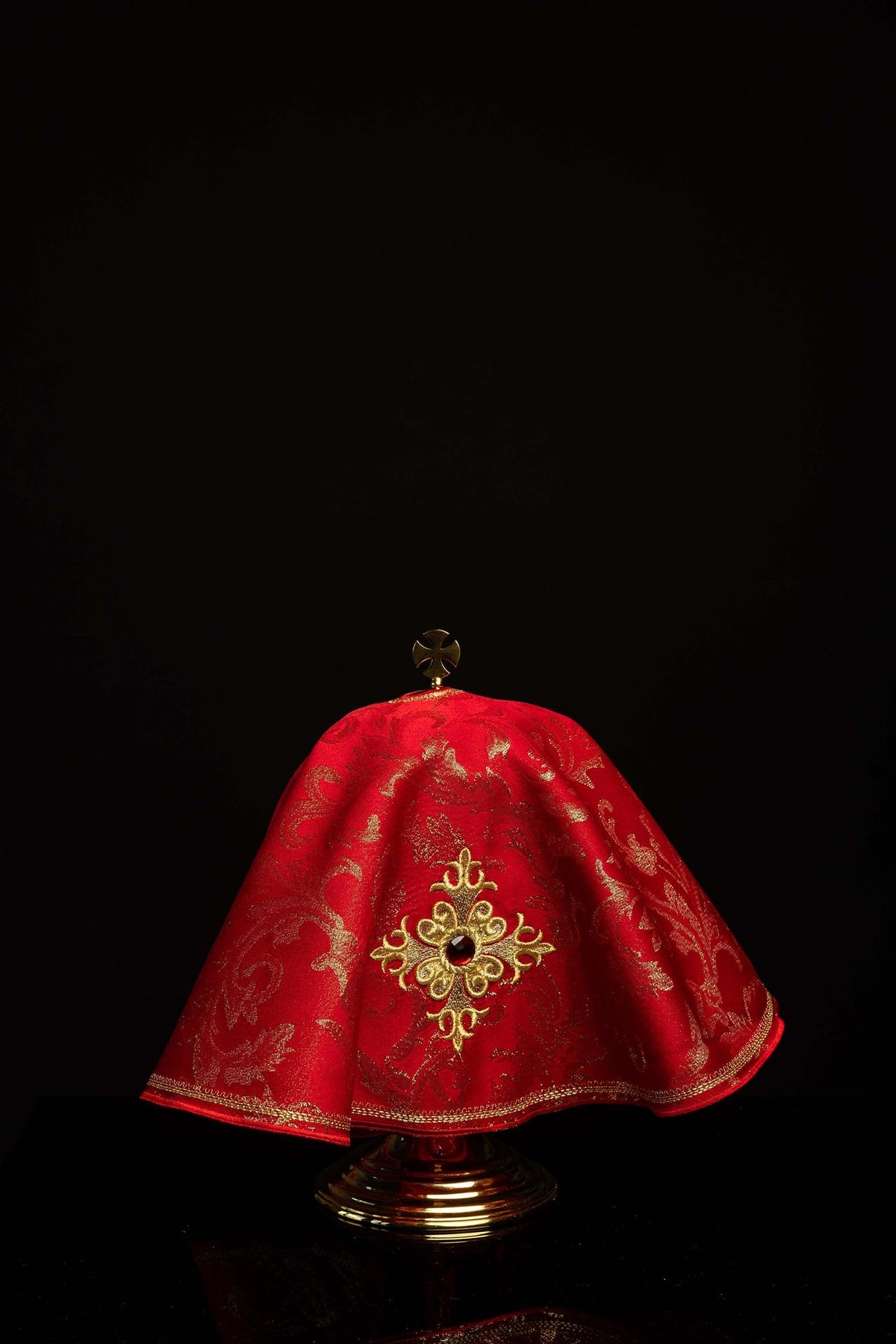 Rouge voile de ciboire pour la Passion du Seigneur et la Pentecôte, brodé d'une croix, vue de face