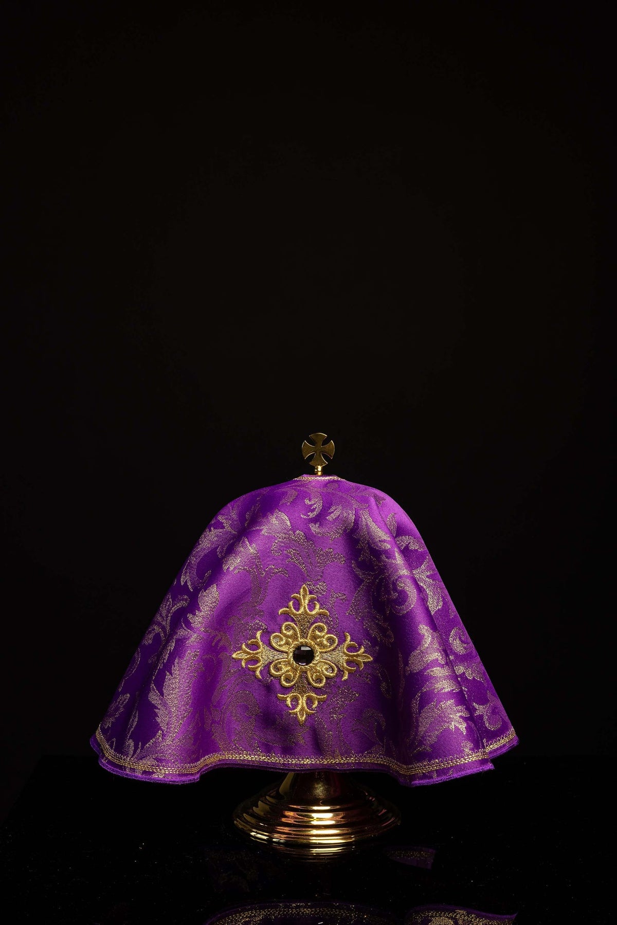 Violet voile de ciboire pour l’Avent et le Carême, brodé d’un motif de croix, vue de face