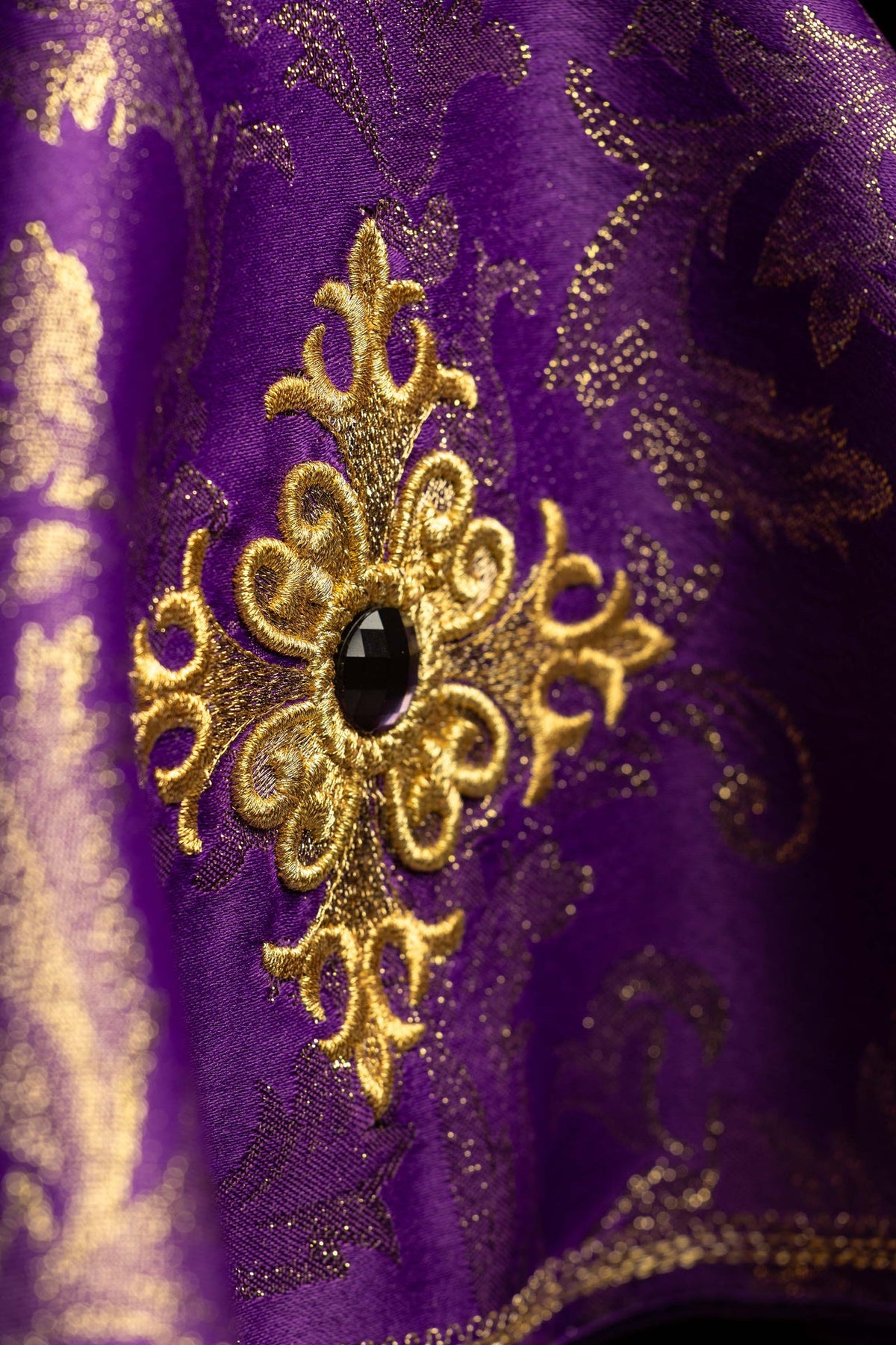 Violet voile de ciboire brodé d’une croix dorée, gros plan de la broderie
