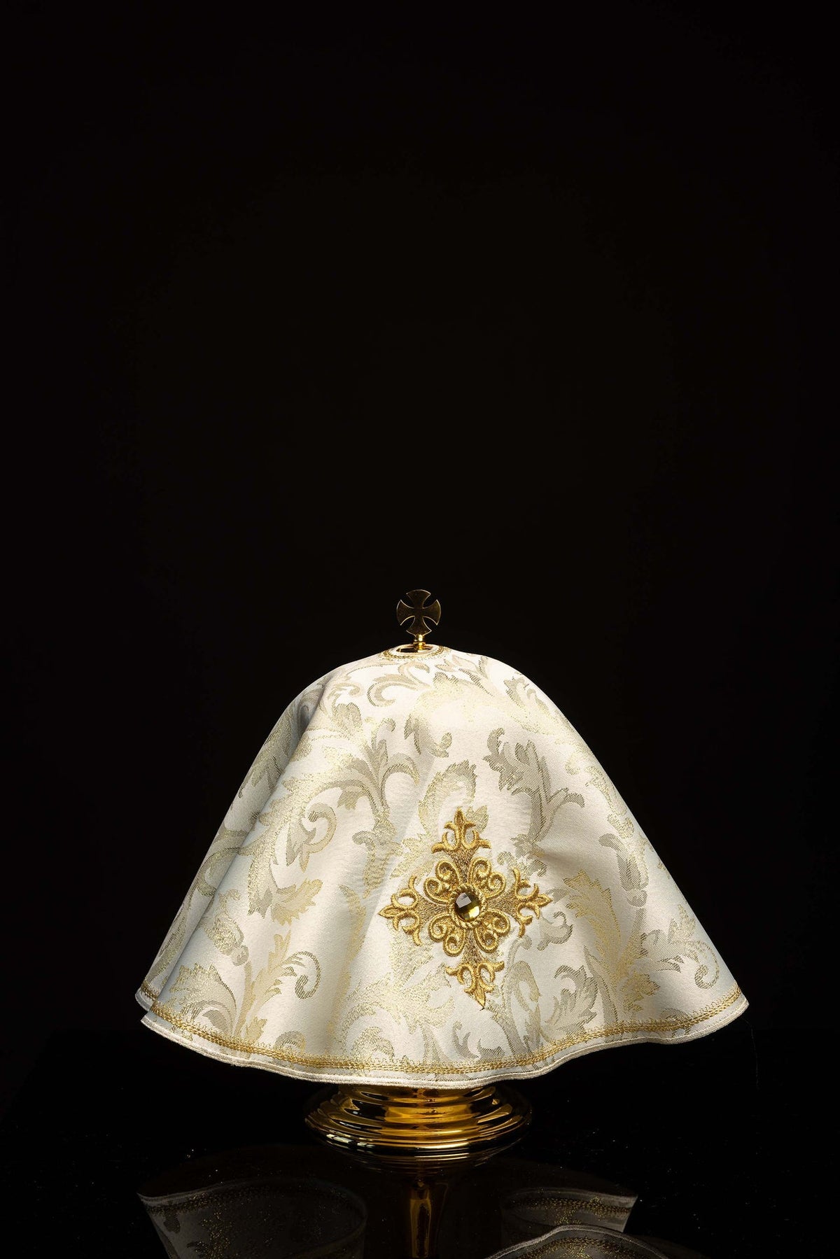 Écru voile de ciboire rond brodé avec croix et pierre décorative écrue, vue de face