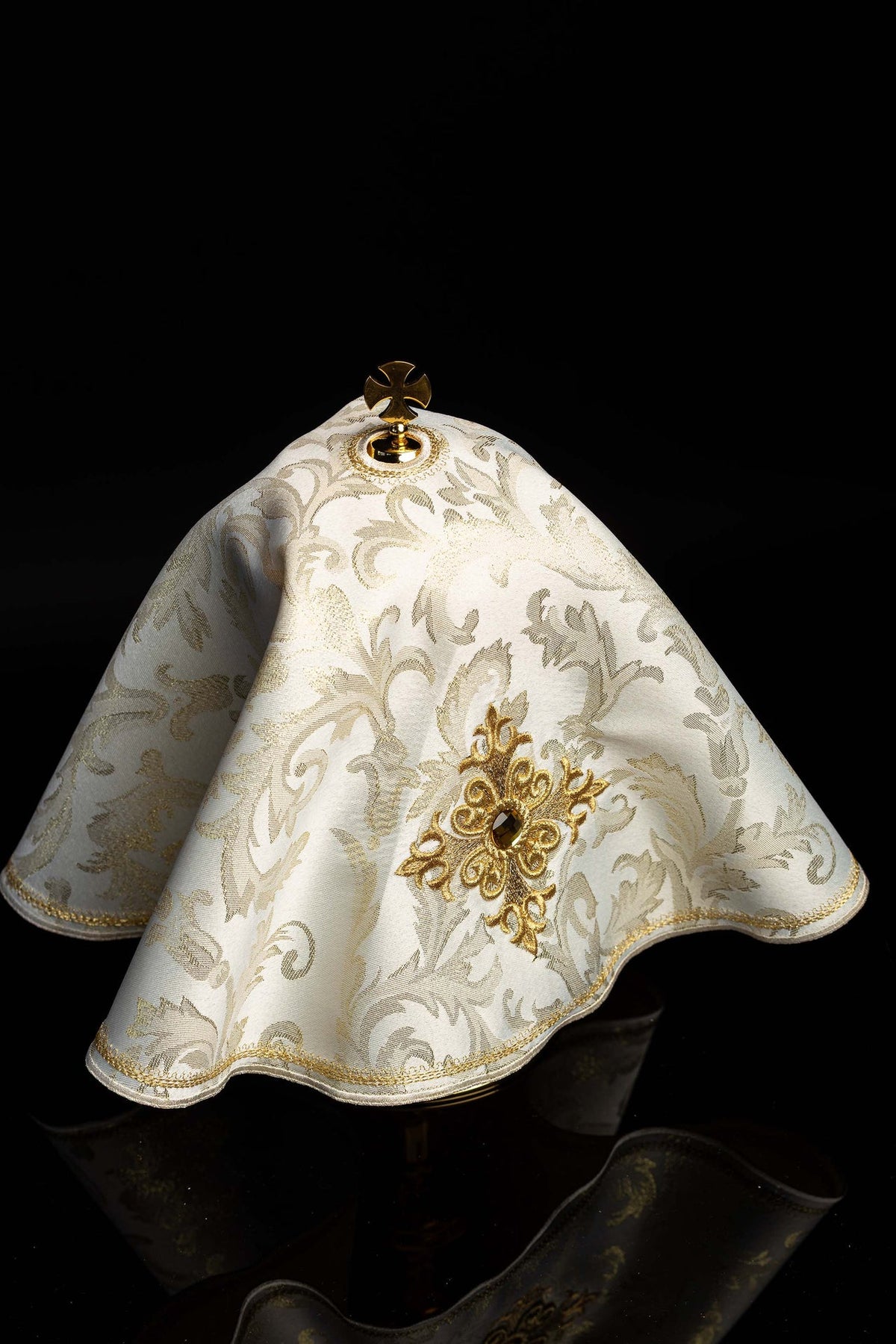 Écru voile de ciboire brodé avec croix et pierre décorative, vue latérale