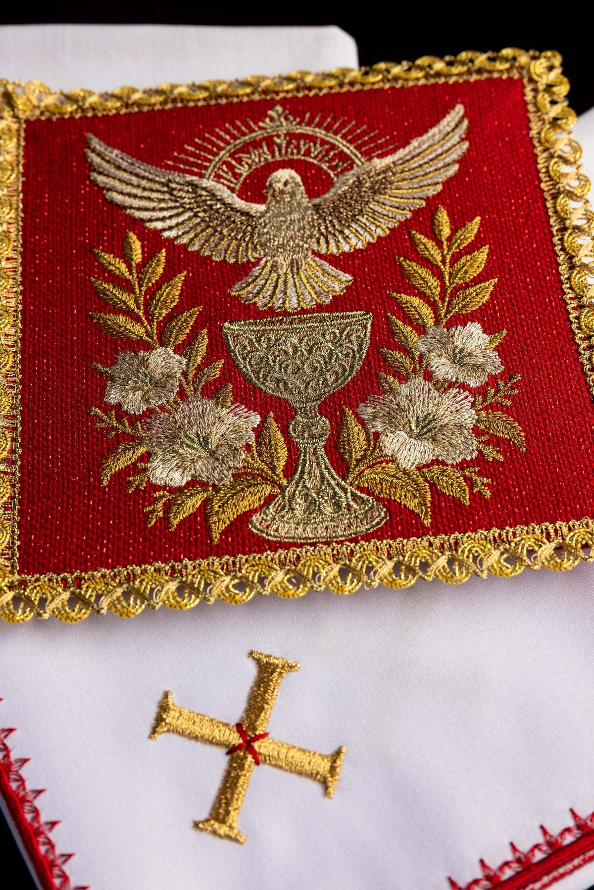 Linges de calice rouges avec colombe, calice et fleurs brodés, gros plan