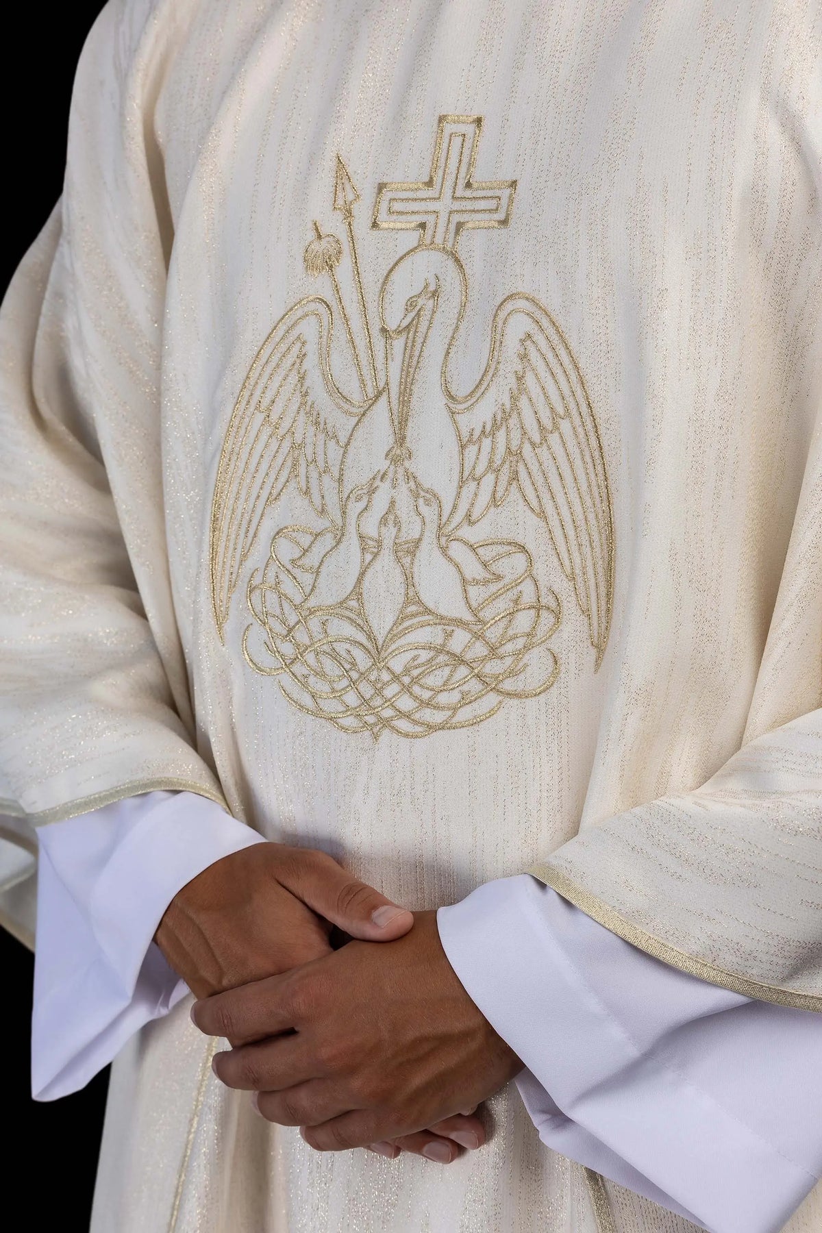 Écru chasuble avec pélican brodé et croix doré, gros plan de face