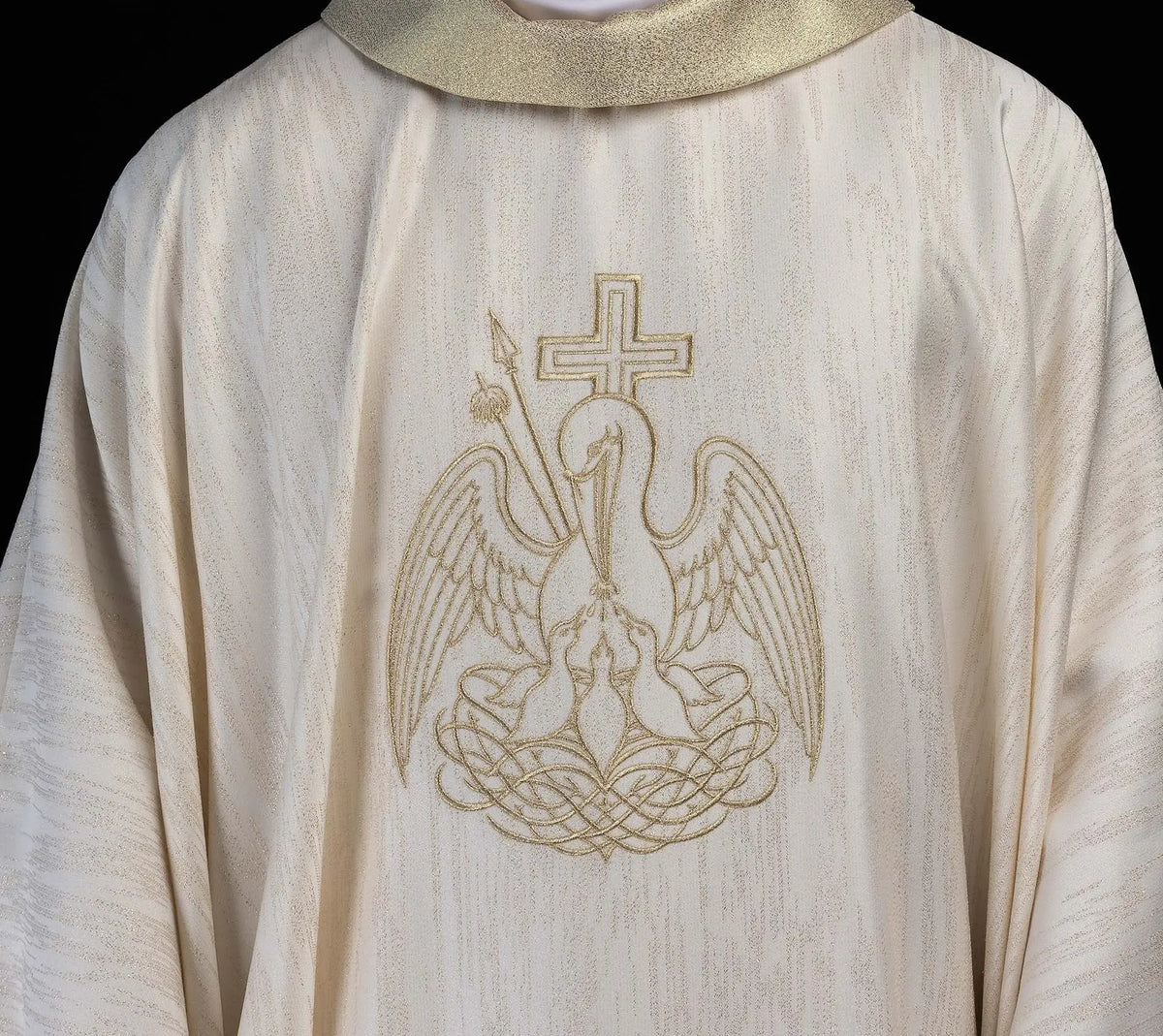 Écru chasuble avec pélican brodé et croix doré, vue rapprochée de face