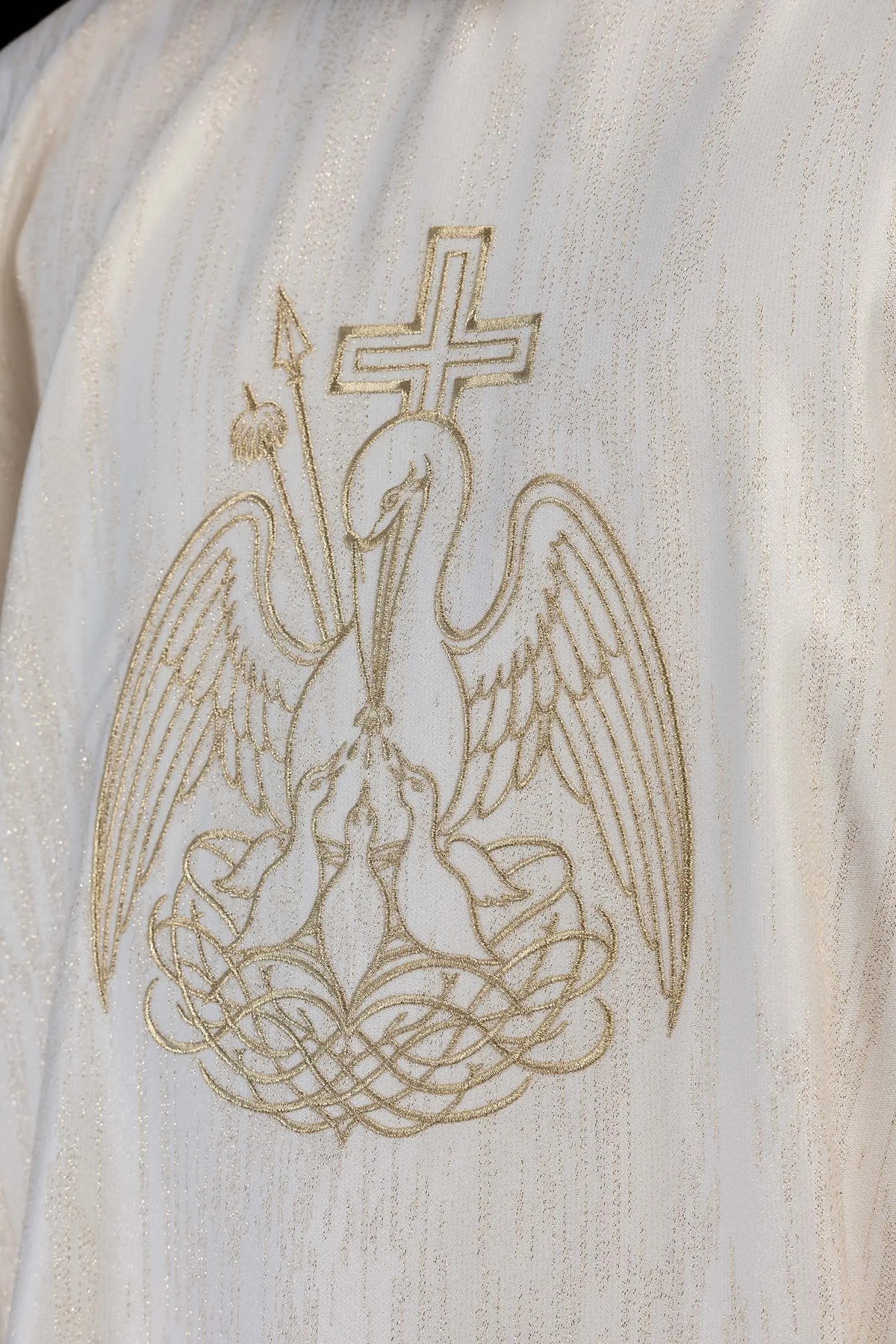 Écru chasuble avec pélican brodé et croix doré, détail de la broderie