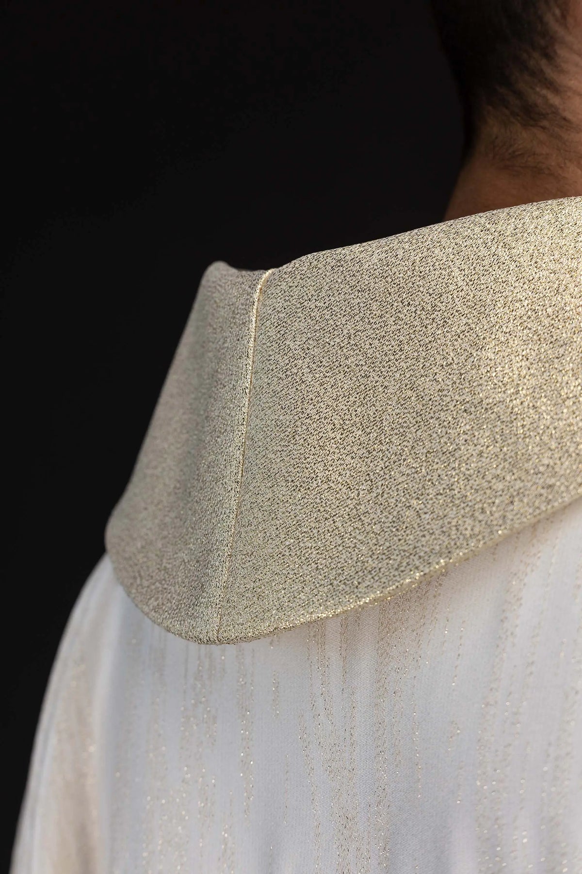 Écru chasuble avec col doré et tissu brodé, gros plan du col