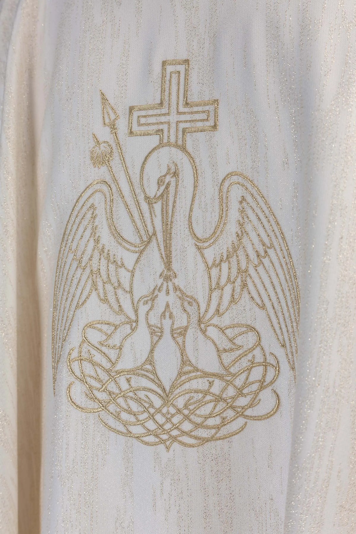 Écru chasuble avec pélican brodé et croix doré, détail central