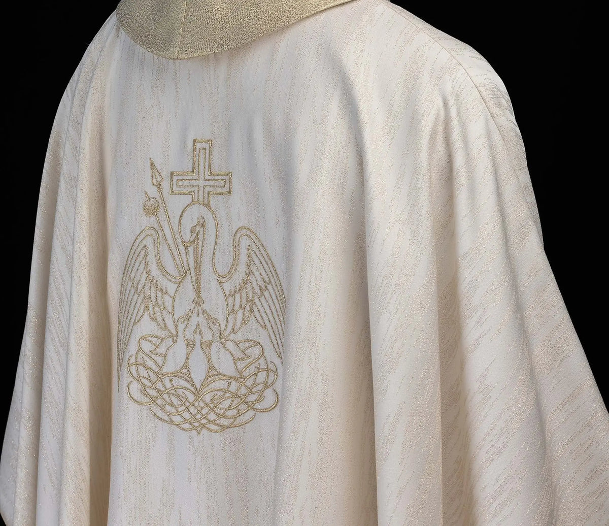 Écru chasuble avec pélican brodé et croix doré, vue de trois quarts dos