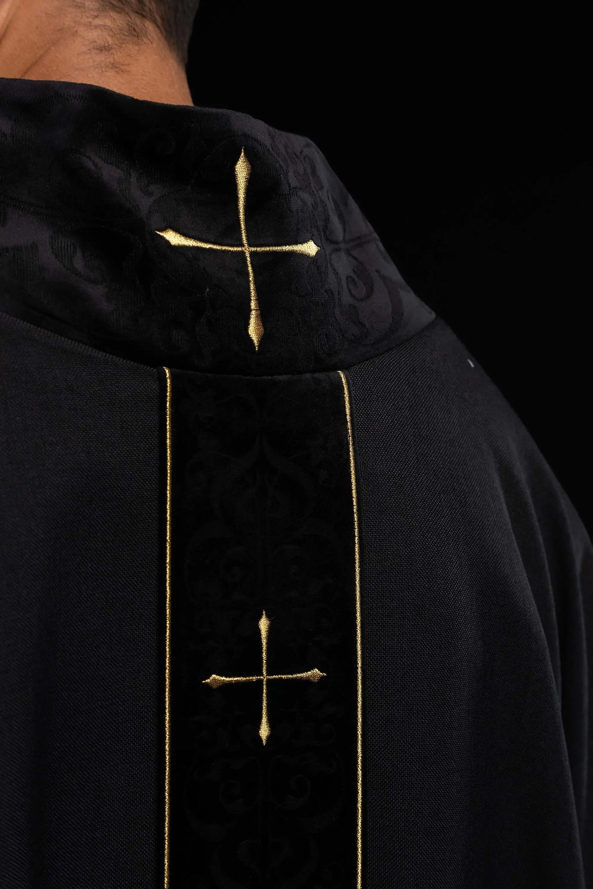 Noir chasuble avec croix dorée, col et orfroi en gros plan