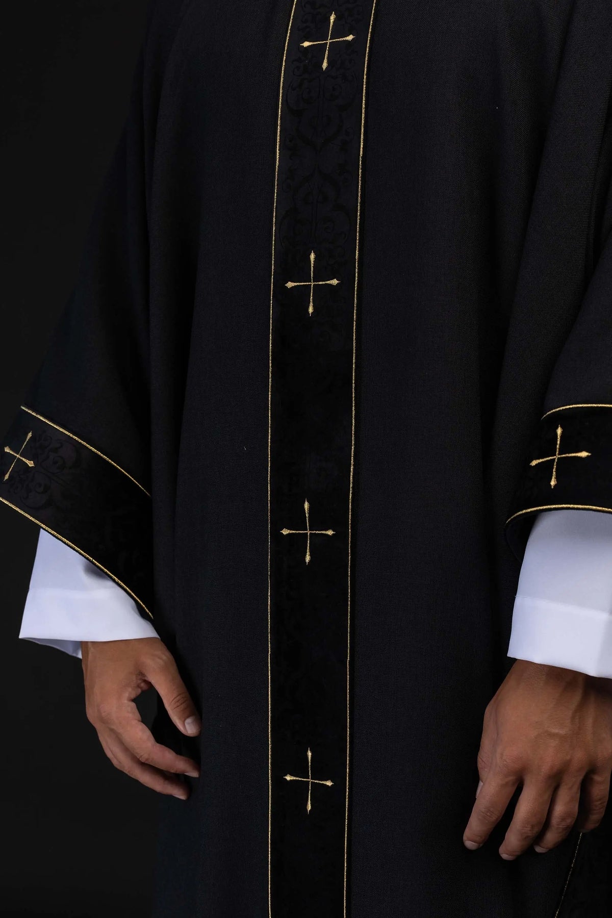 Noir chasuble avec croix dorées et orfroi brodé, vue rapprochée de face