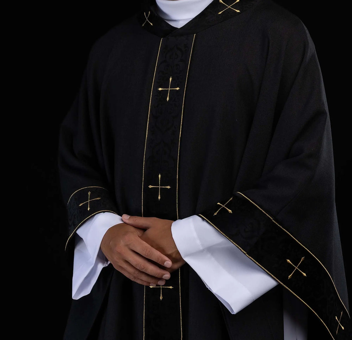 Noir chasuble avec croix dorées, manches et orfroi brodé, vue portée