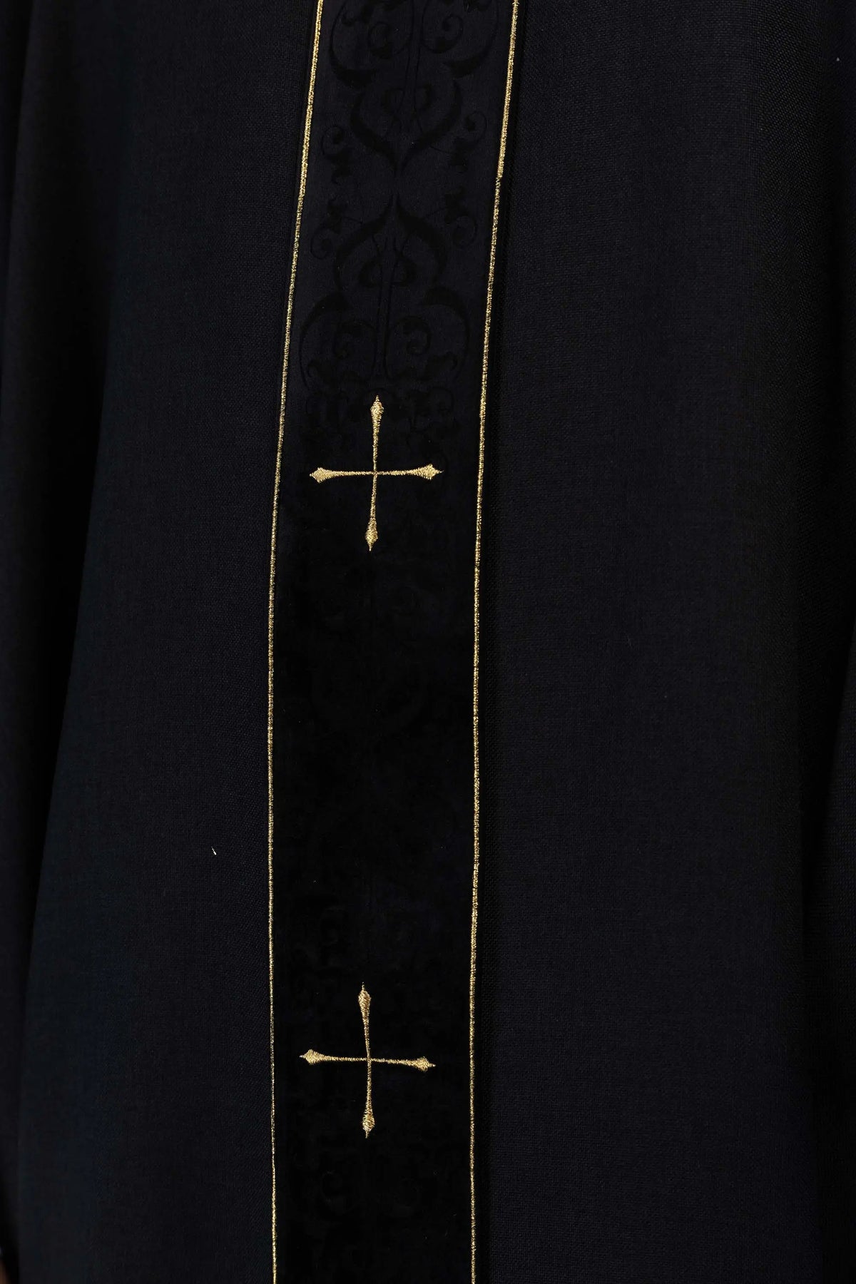 Noir chasuble avec croix dorées sur orfroi brodé, détail central
