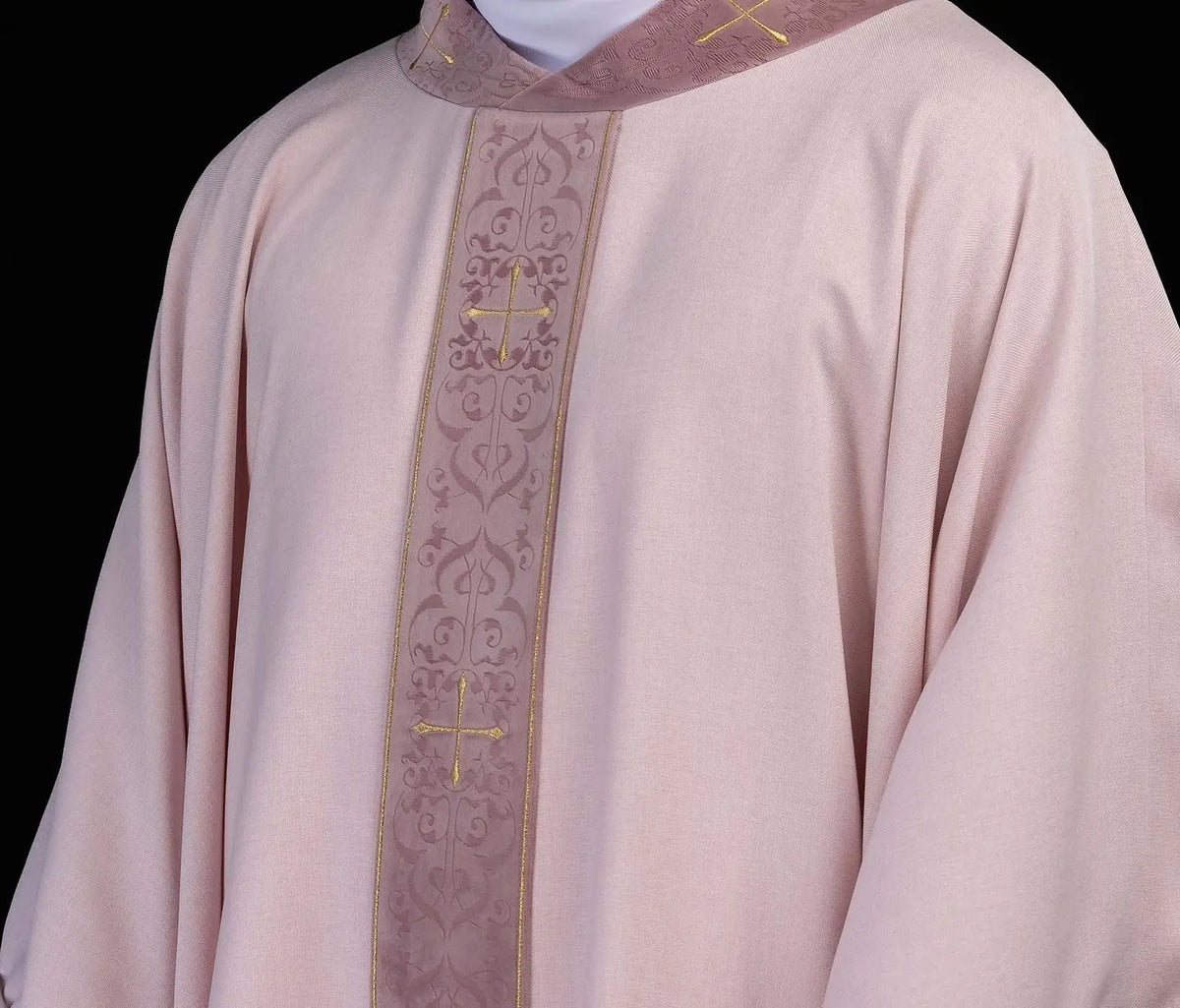Rose chasuble avec motifs d’orfroi brodé et croix doré, détail du devant