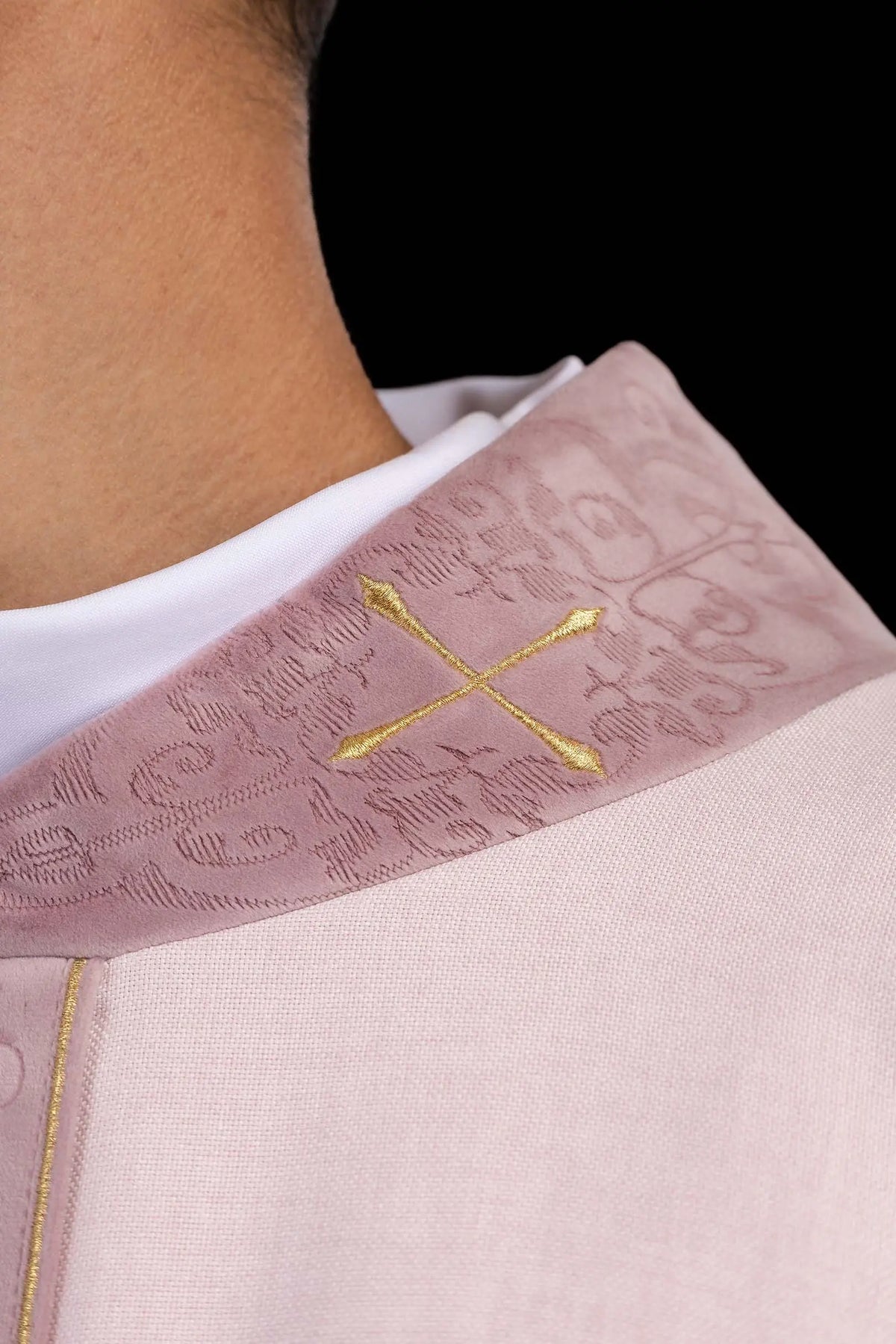 Rose chasuble avec croix doré et motifs brodés, détail du col