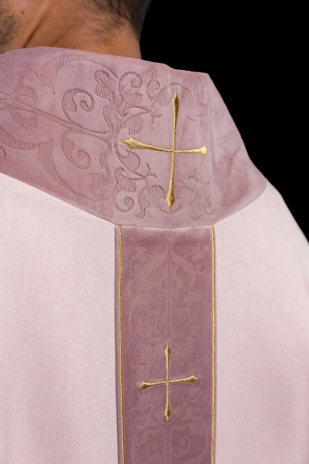 Rose chasuble avec orfroi brodé et croix doré, vue de dos