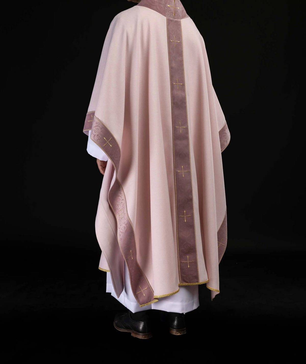Rose chasuble avec orfroi brodé de croix doré, vue trois quarts de dos
