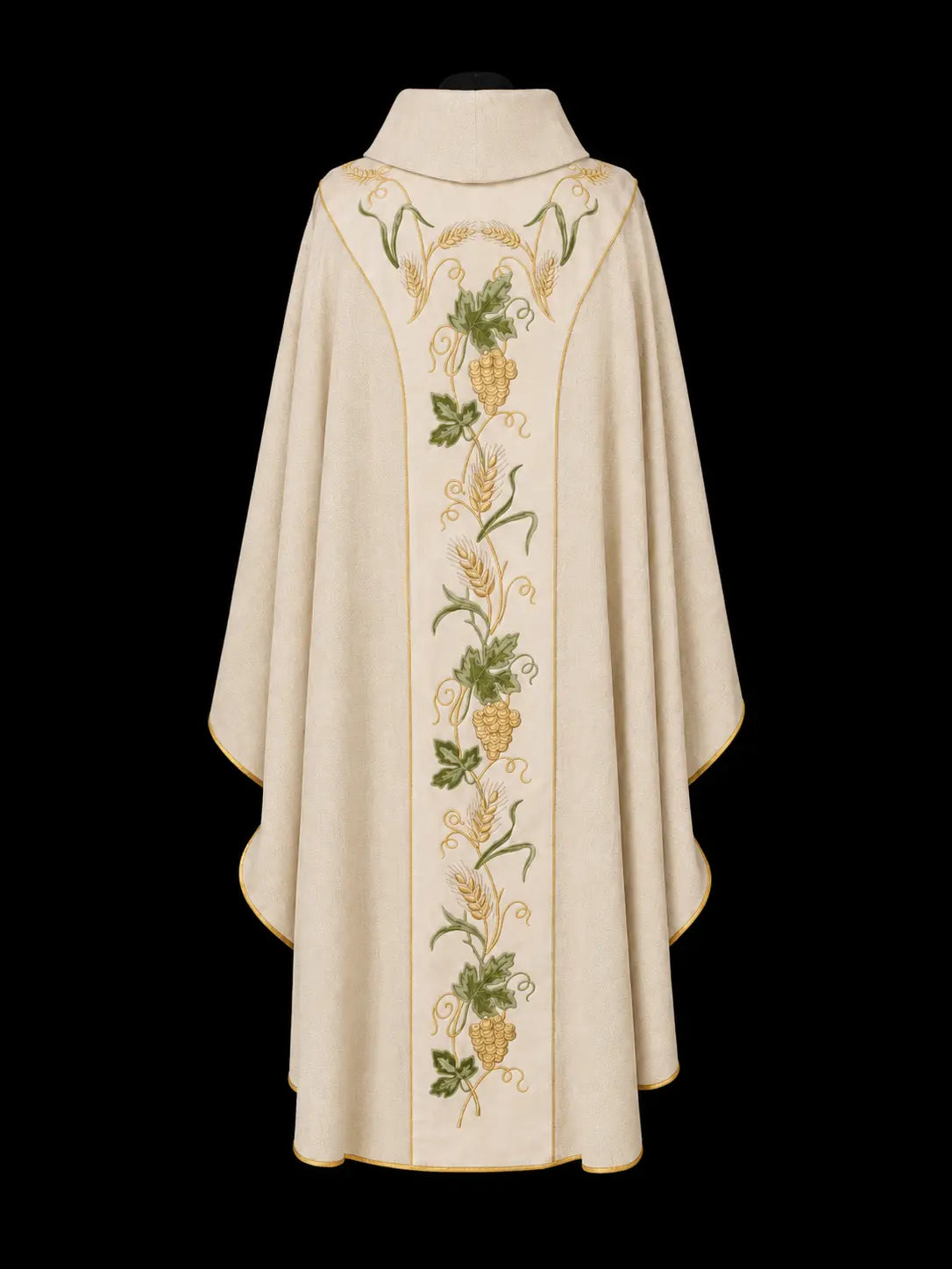 Chasuble écrue avec orfroi brodé de grappes de raisin, vue de dos