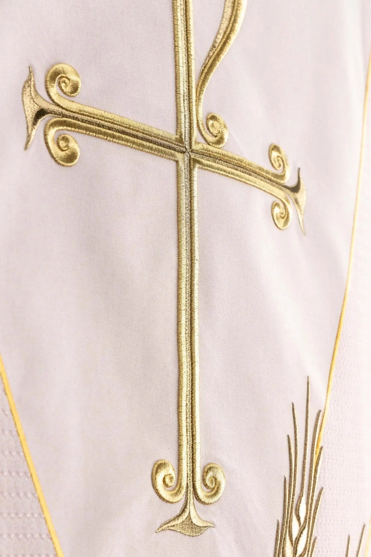 Rose voile de lutrin avec broderie PAX, détail de la croix dorée