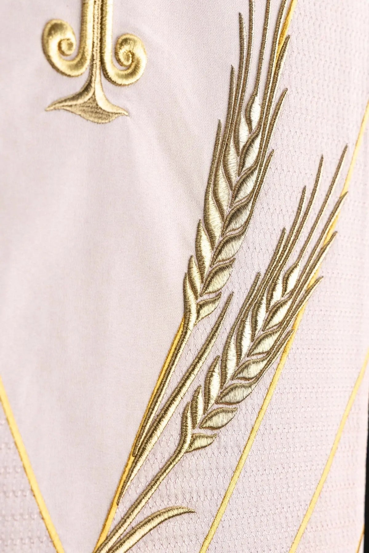 Rose voile de lutrin avec épis de blé et croix brodés, détail