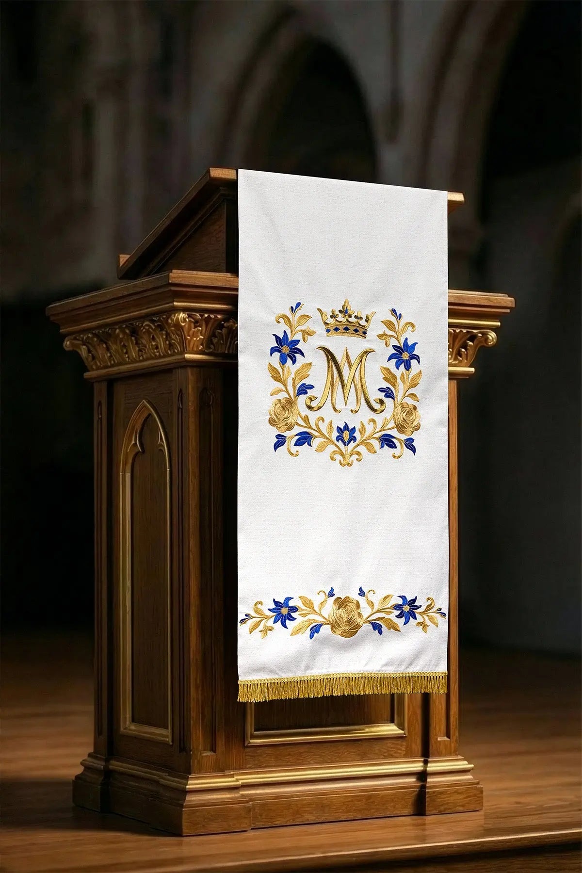 Housse de lutrin mariale avec monogramme couronné brodé