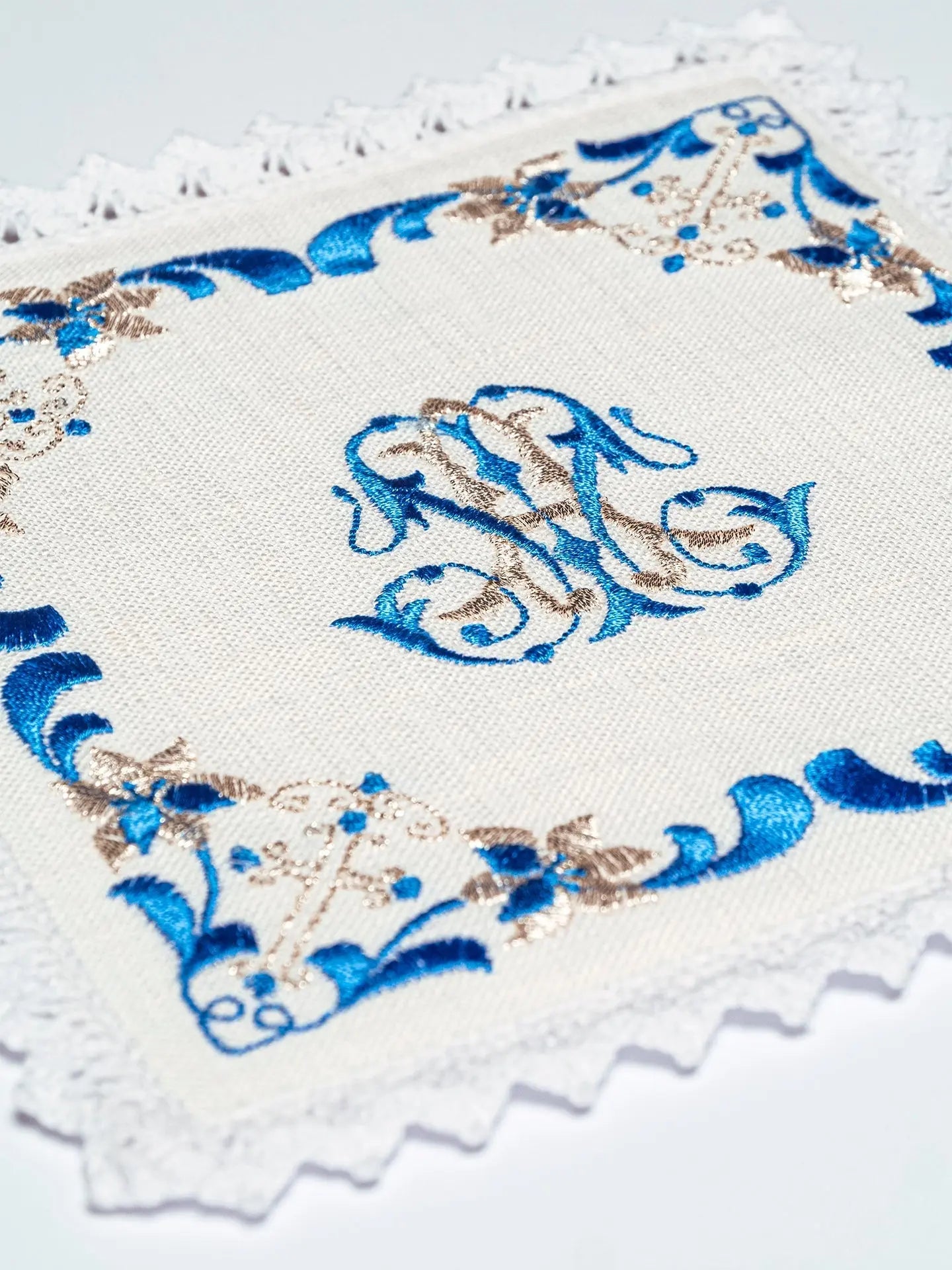 Lin de calice en lin avec broderie mariale bleue
