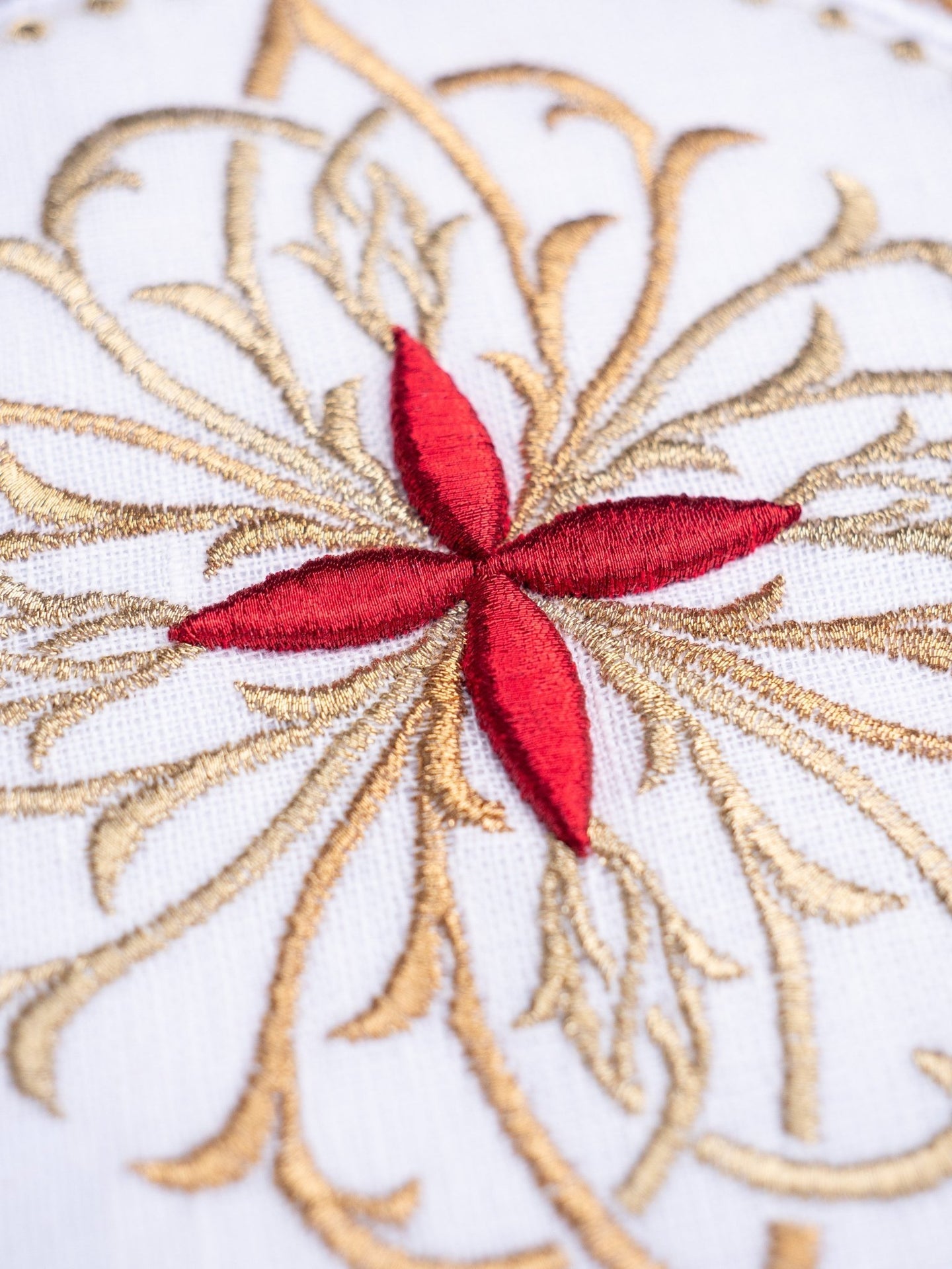 Lniany komplet kielichowy z motywem czerwonego florystycznego krzyża na okrągłej palce