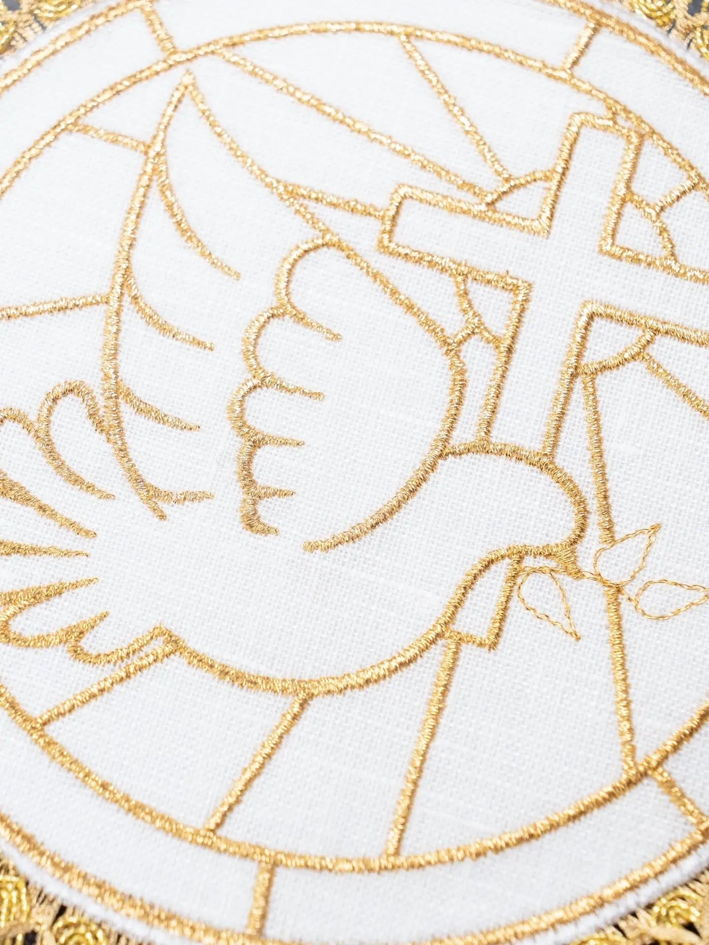 Linen cup set with dove and cross motif with rounded palle